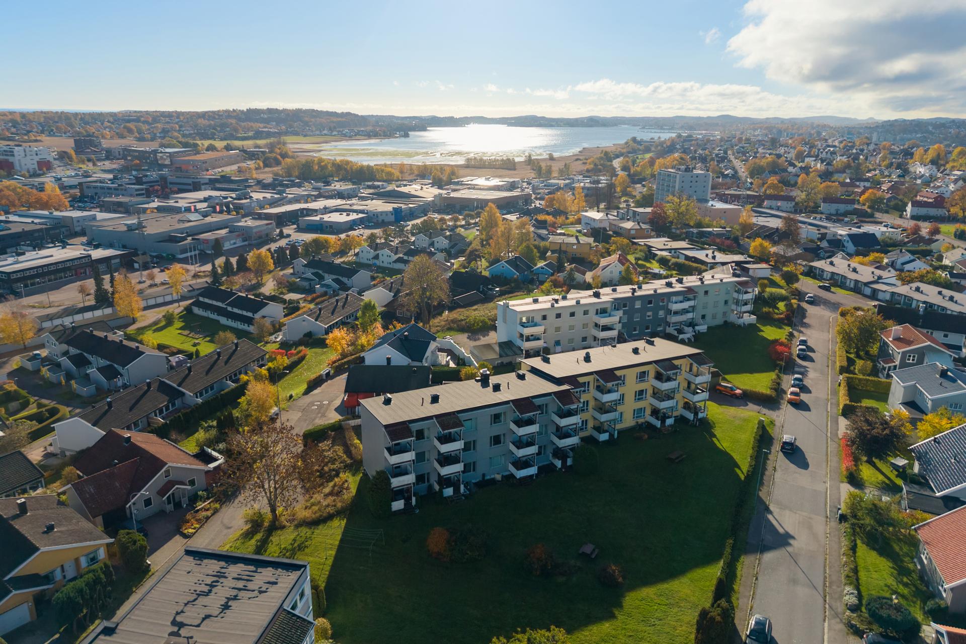Fra nærområdet er det kort vei til Byfjorden og fine rekreasjonsområder.. Bilde nummer 3 av 3