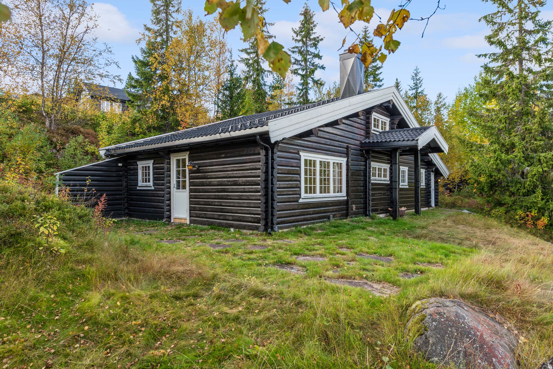Tradisjonsrik tømmerhytte med oppstugu fint plassert i Trysilfjellet.. Bilde nummer 2 av 3