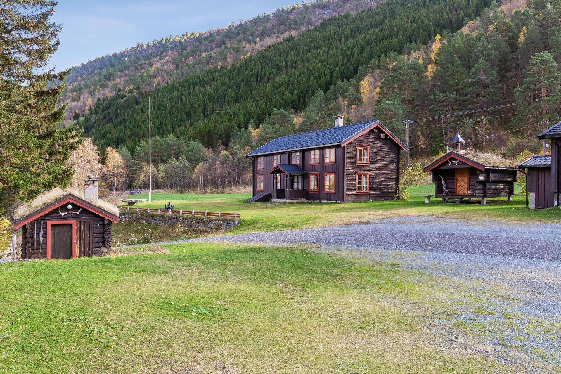 EiendomsMegler 1 v/ Anbjørn Ulseth presenterer Fjellgardsvegen 194 og 192 Foto: EFKT, Vilde Dahl. Bilde nummer 1 av 3