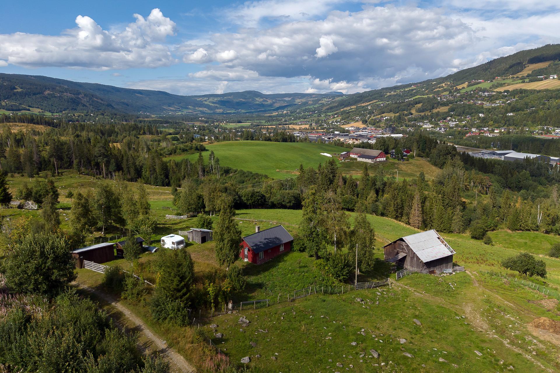 Småbruk med våningshus og fire tilhørende bygninger, beliggende i et vakkert kulturlandskap.. Bilde nummer 3 av 3