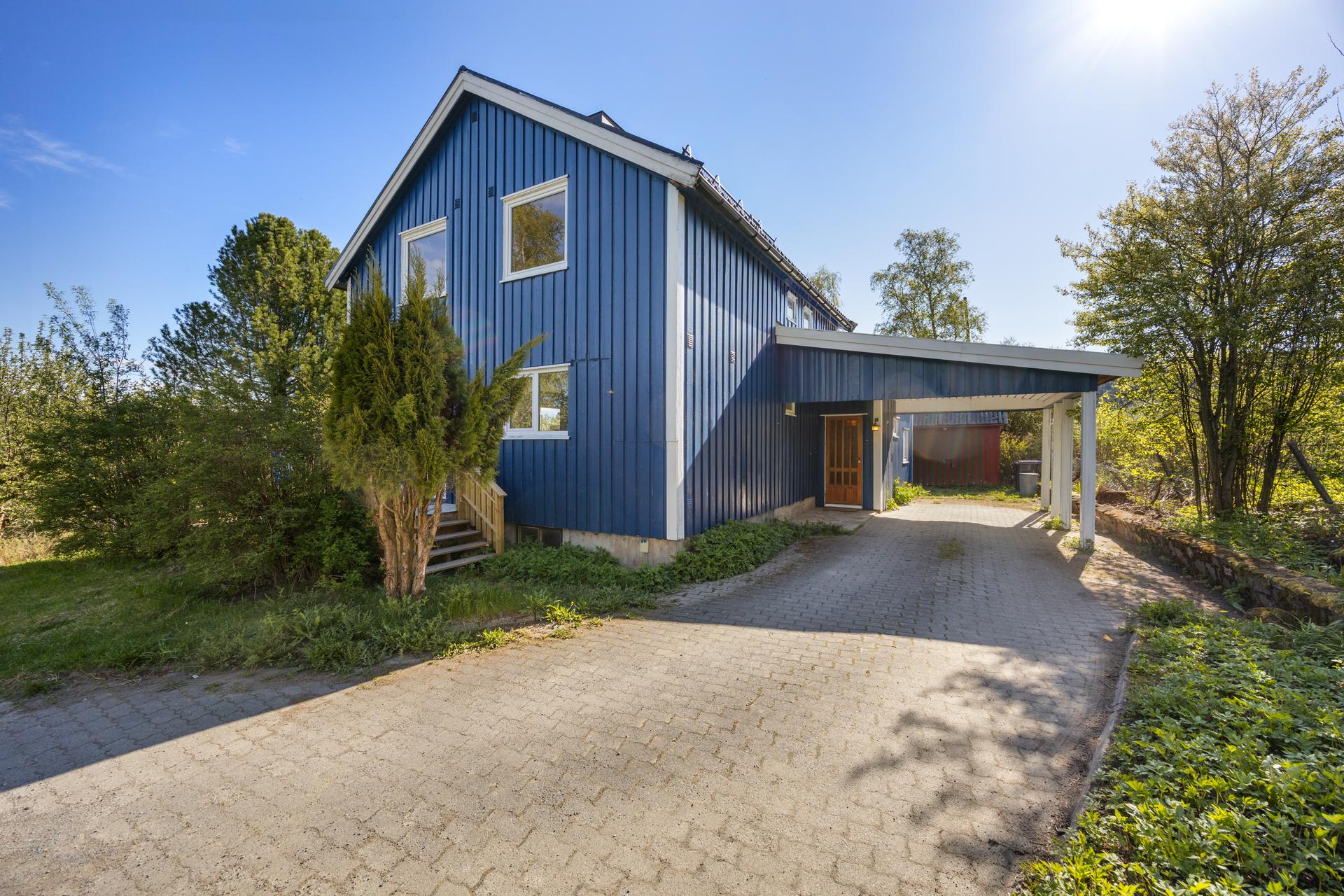 Innholdsrik enebolig med 5 soverom, 2 stuer, carport og uthus/garasje. . Bilde nummer 2 av 3