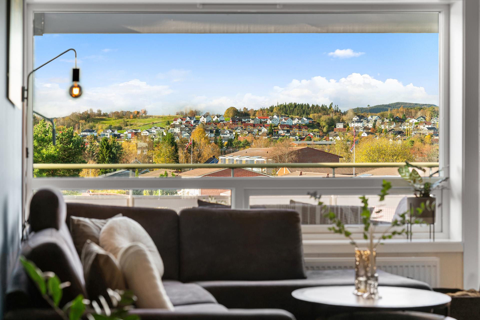 Flott og stilren 4-roms andelsleilighet over 2 plan. Hele blokka ble totalrenovert i 2013. 
. Bilde nummer 2 av 3