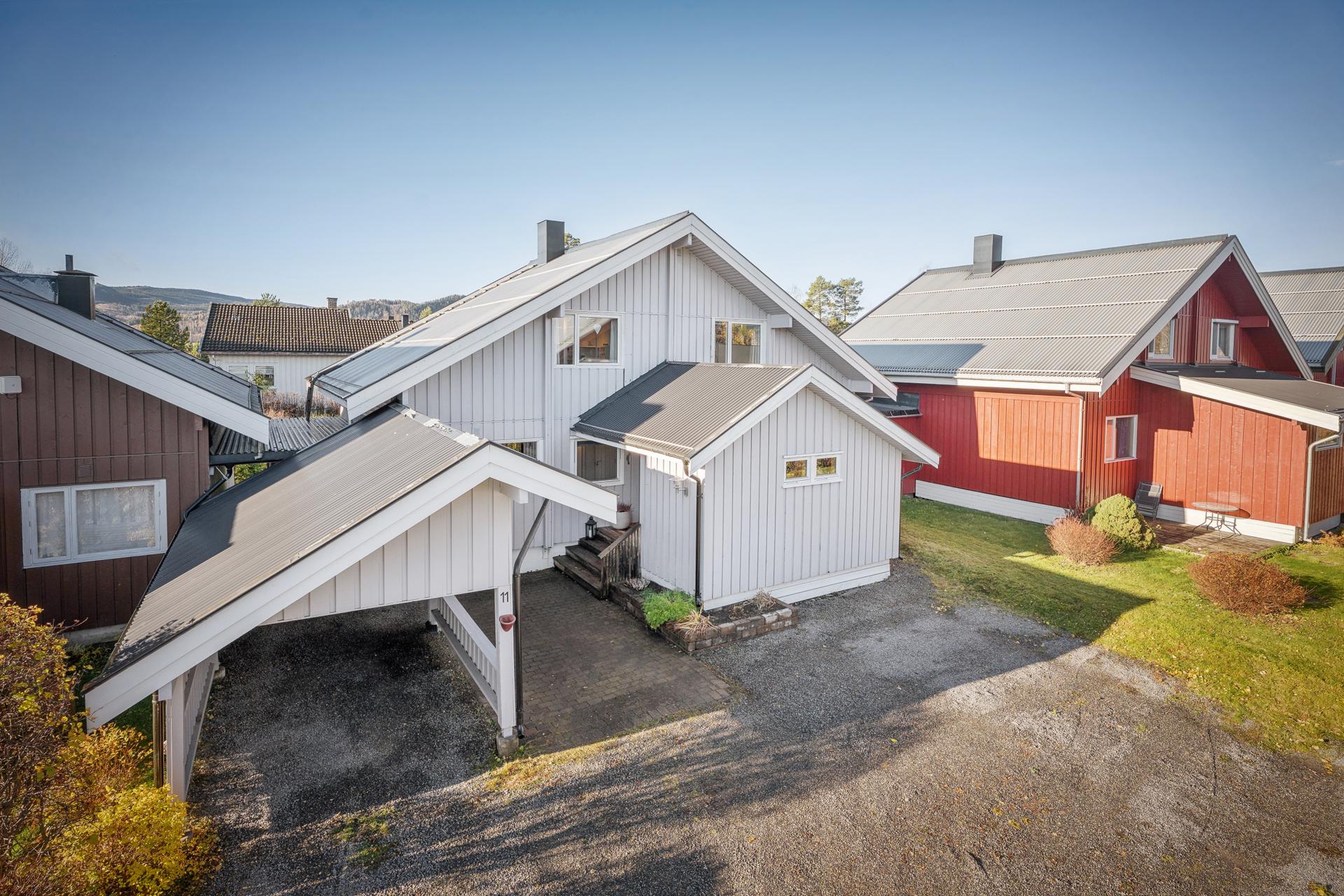 En koselig og familievennlig enebolig over to plan med praktisk planløsning. Eiendommen ligger sentralt til i Moelv, i et attraktivt og veletablert område. Skole og barnehage i umiddelbar nærhet. . Bilde nummer 2 av 3