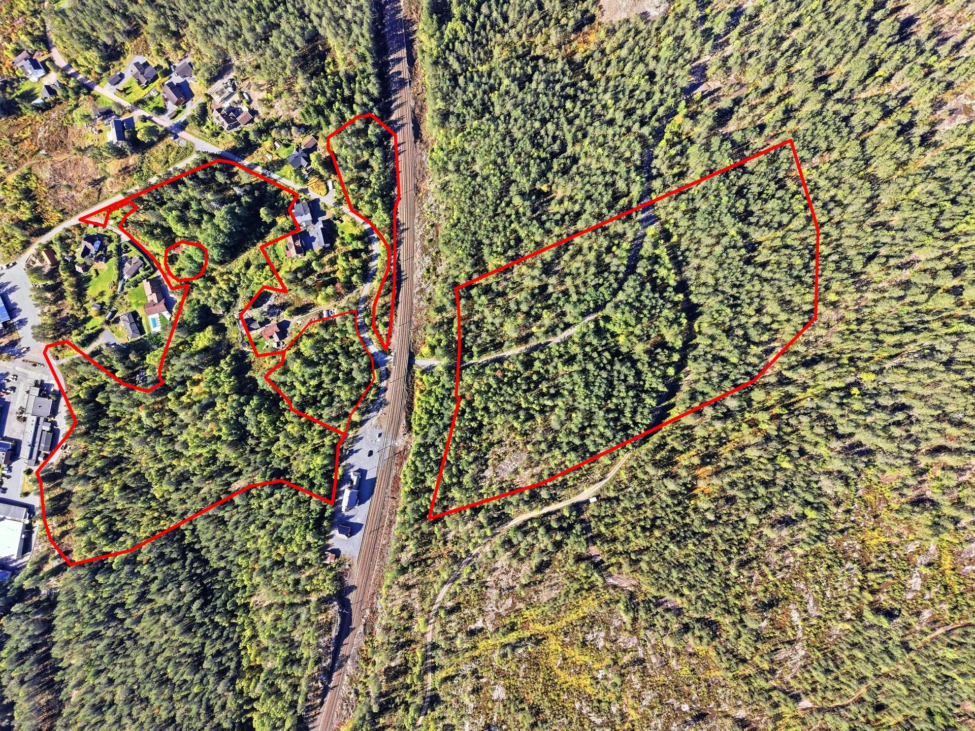 Tomteeiendom med variert terreng, beliggende i et etablert og naturskjønt område i Saggrenda.
. Bilde nummer 2 av 3