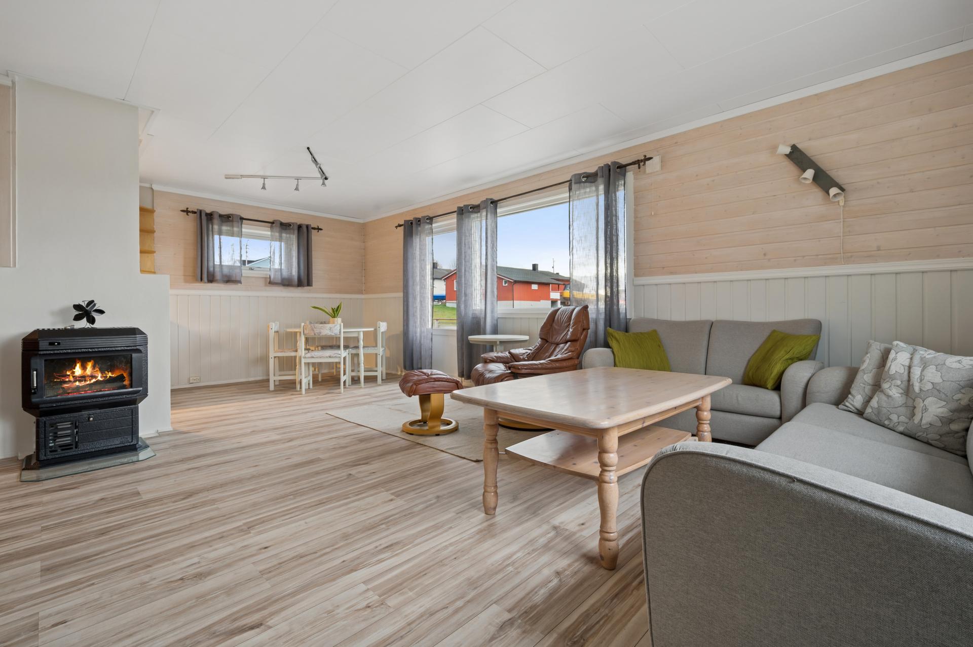 Boligen byr på en romslig og lys stue med god plass til å innrede i flere soner.. Bilde nummer 3 av 3