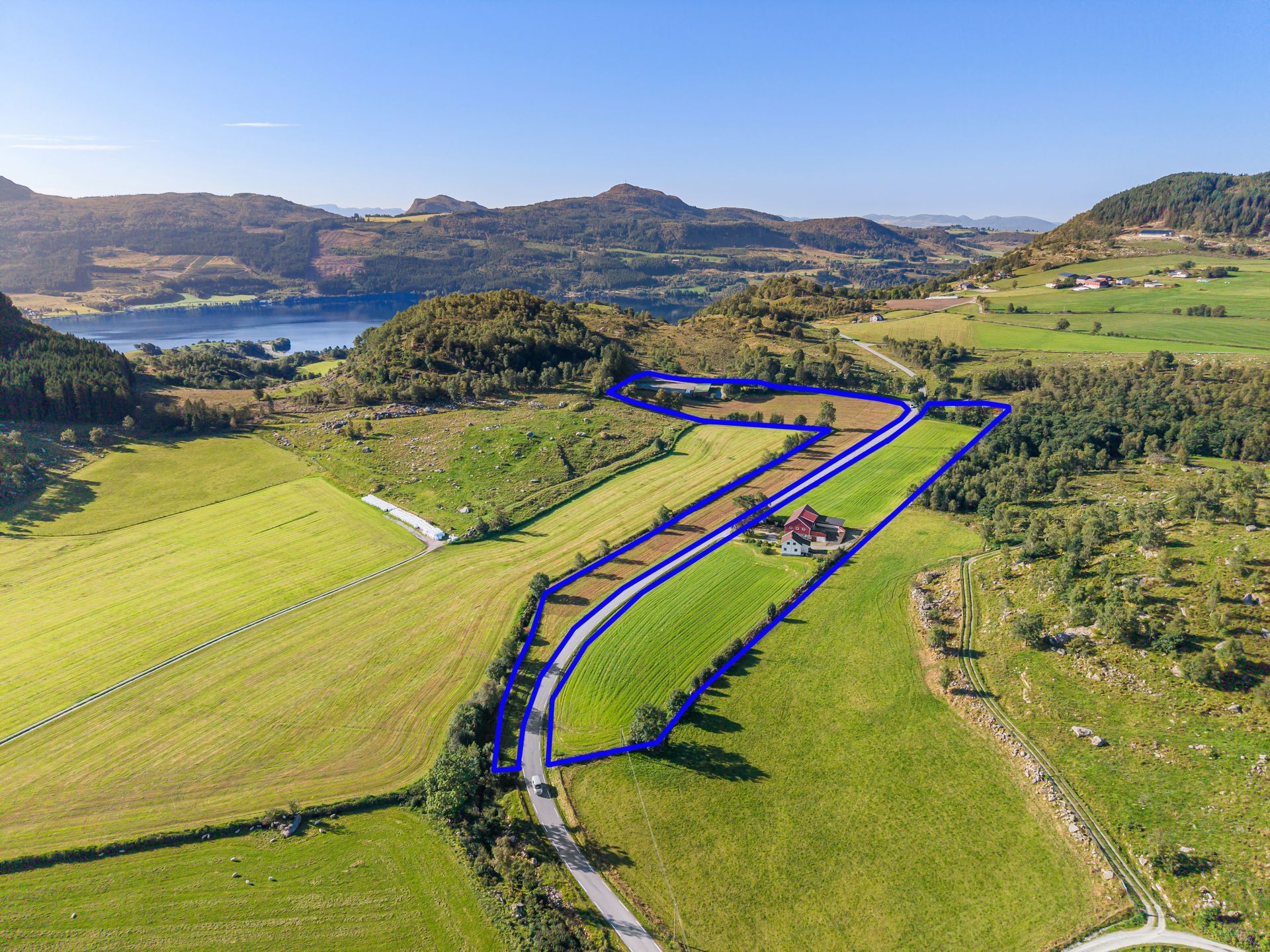 Inntegnet eiendomsgrense som illustrerer teigen rundt Heggheimsvegen 220 med driftsbygningen. Heggheimsvegen 194 sees i bakgrunnen. Kartet er kun ment som en illustrasjon og viser ikke nøyaktige eiendomsgrenser.. Bilde nummer 2 av 3