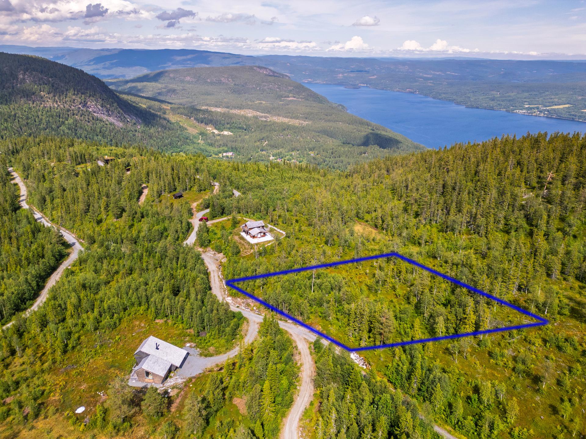 Tomten er beliggende i flott fjellandskap på Vikerfjell. Illustrert tomtegrense, avvik må påregnes. . Bilde nummer 2 av 3