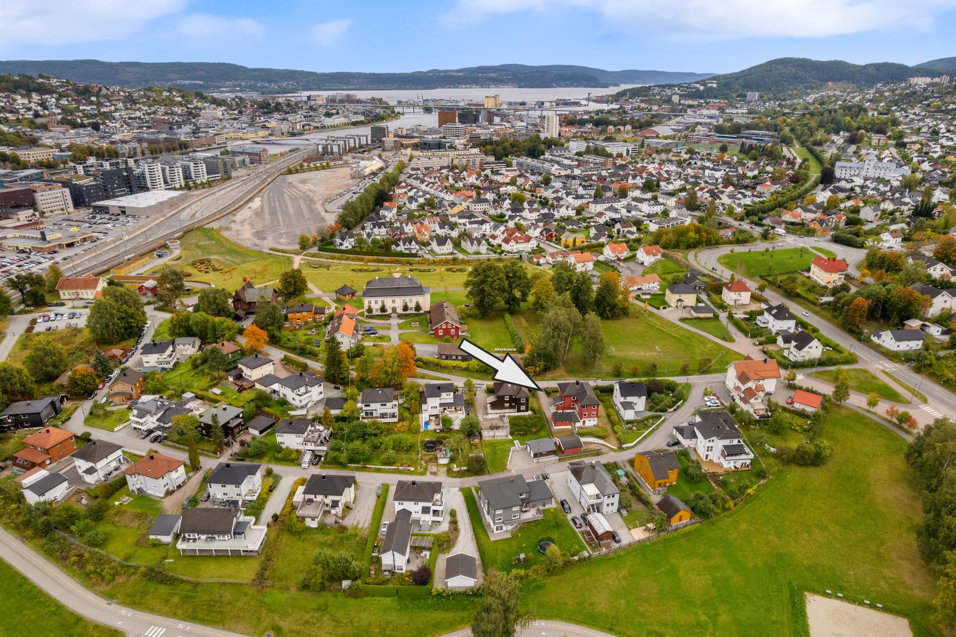 Eiendommen ligger skjermet til med enkel adkomst fra Smithestrømsveien.. Bilde nummer 3 av 3