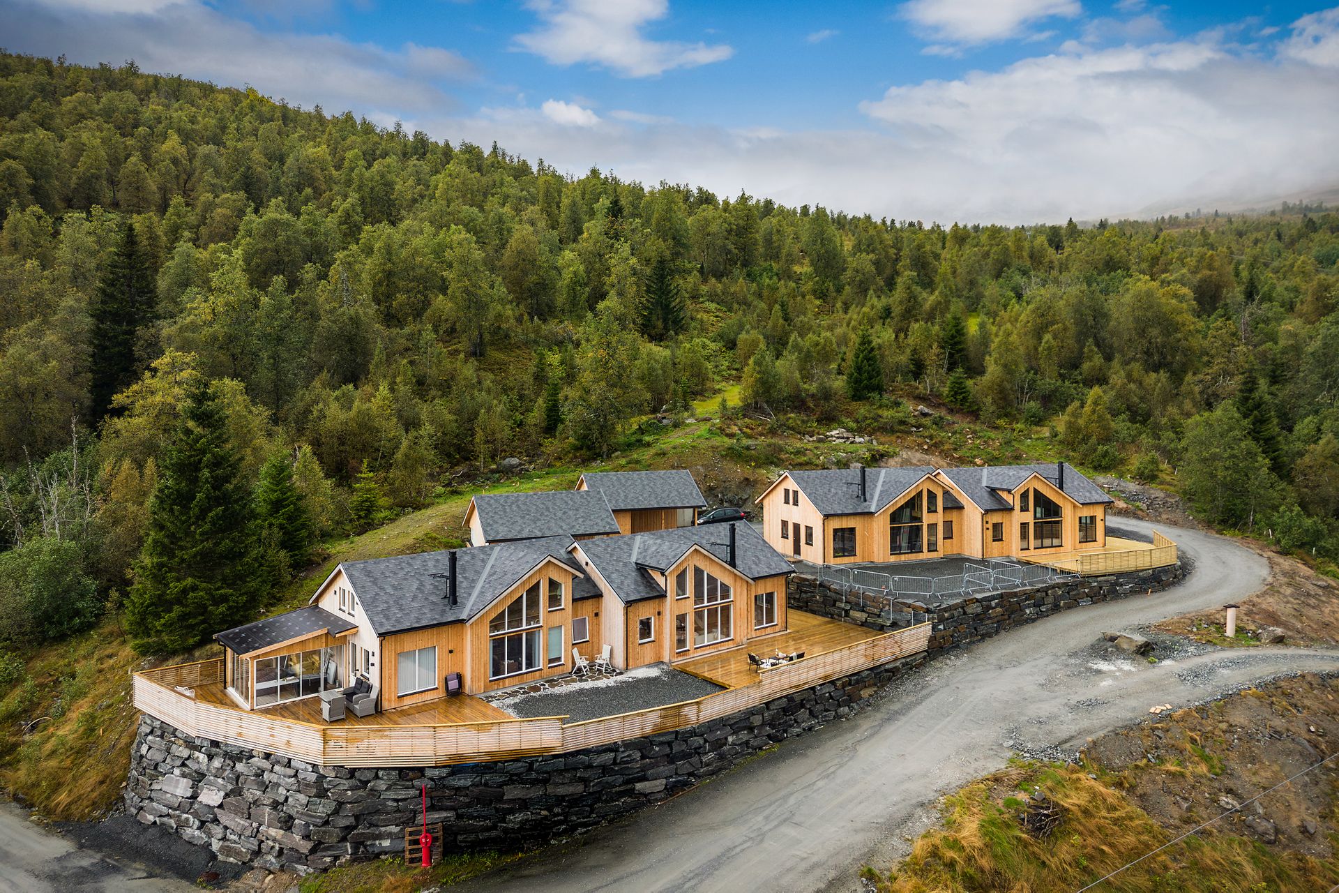 Hyttetunet ligger høyt og fritt til i lia med vidstrakt natur på alle kanter.. Bilde nummer 1 av 3