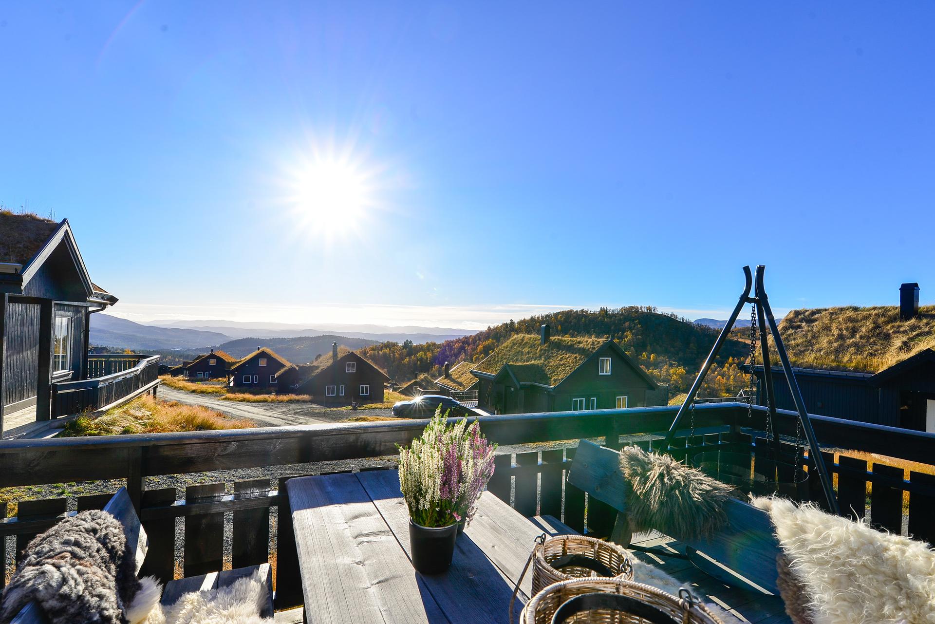  Hytta har flott beliggenhet i Holtardalen med nydelig utsikt og gode solforhold.. Bilde nummer 3 av 3
