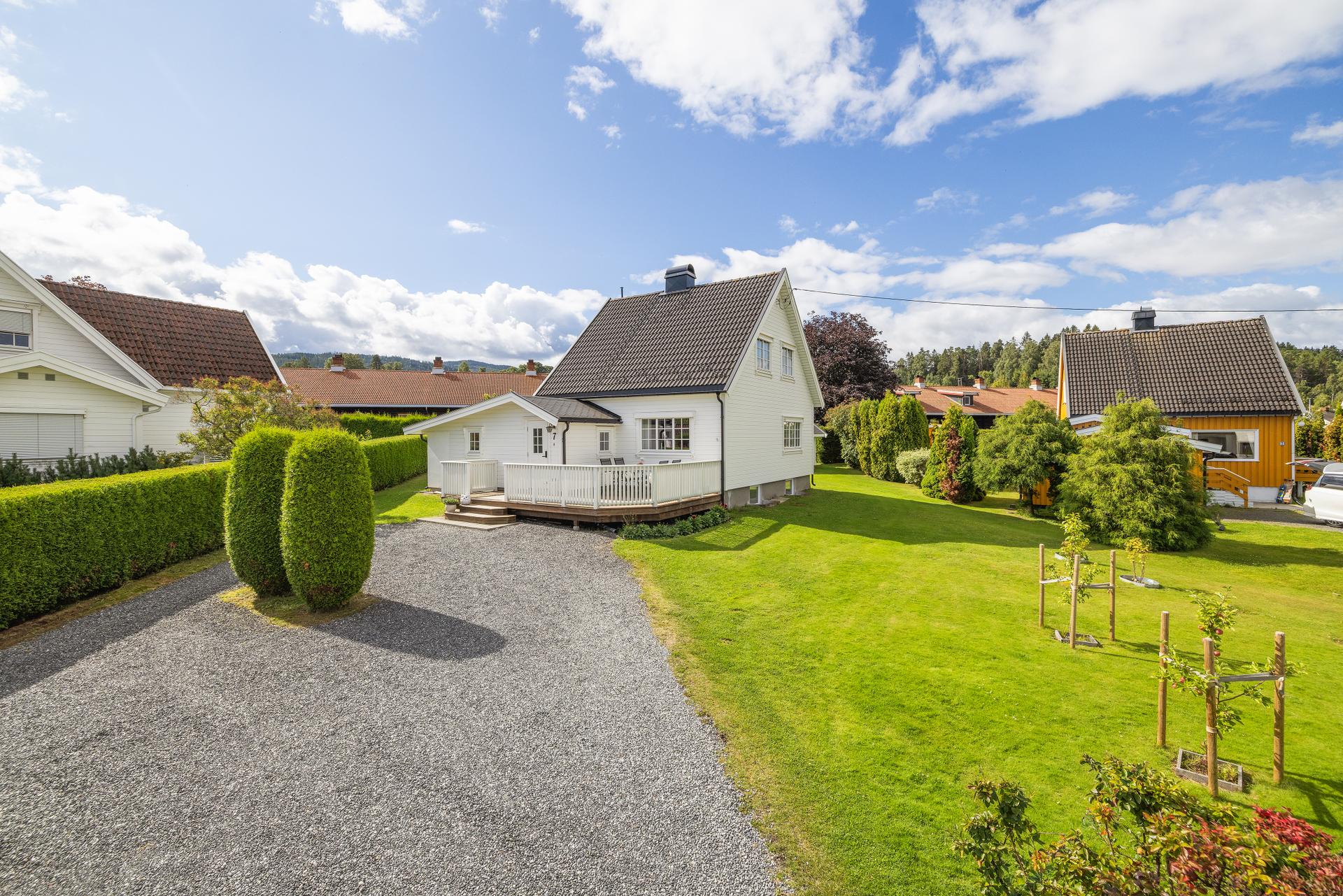 Velkommen til Forseths Veg 7! Foto: Normann foto.
En innholdsrik enebolig som er vesentlig oppgradert med blant annet nyere tak, kledning og vinduer.. Bilde nummer 1 av 3