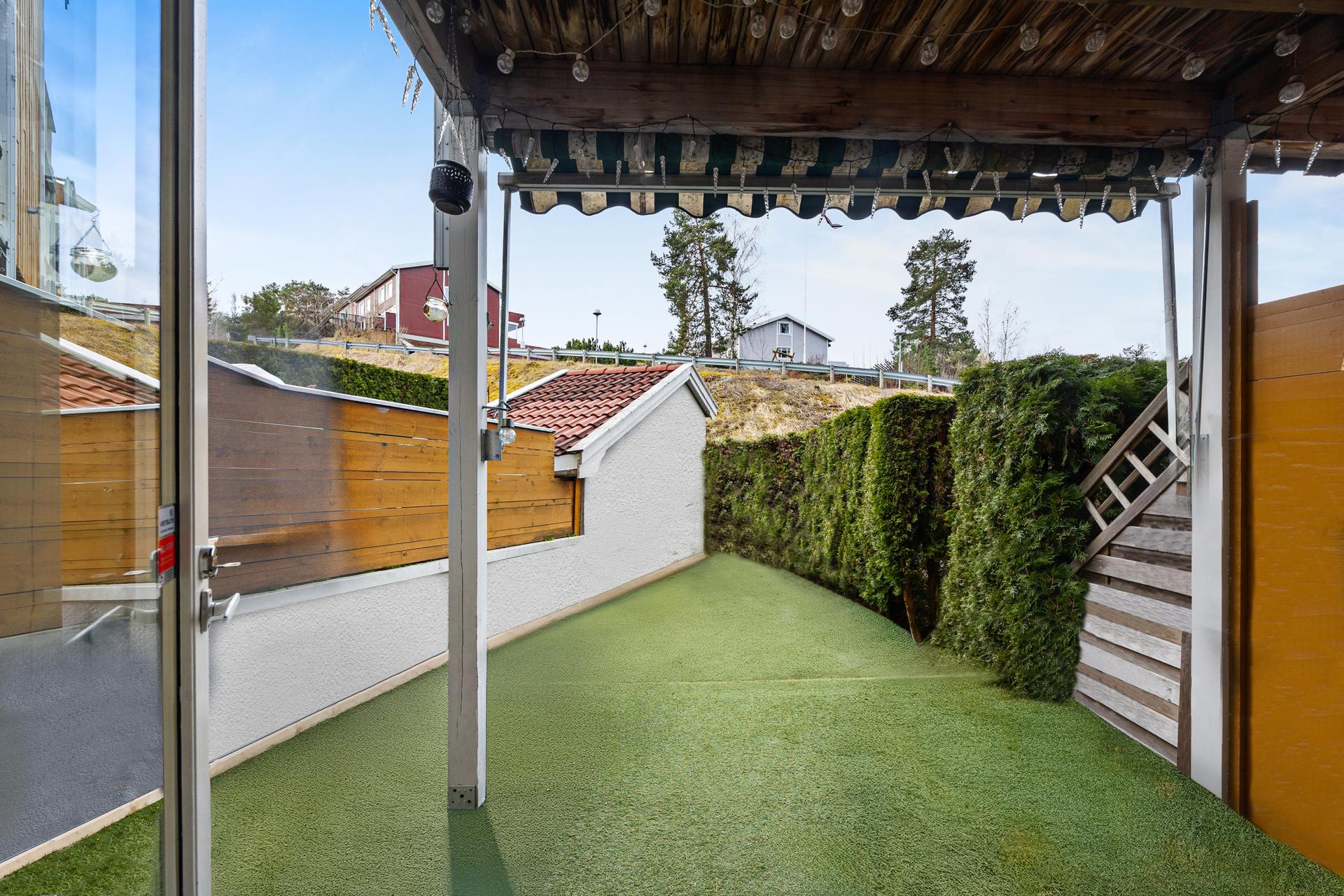 Den private terrassen på 11 m² gir et fint uterom for avslapning og sosiale sammenkomster.. Bilde nummer 2 av 3