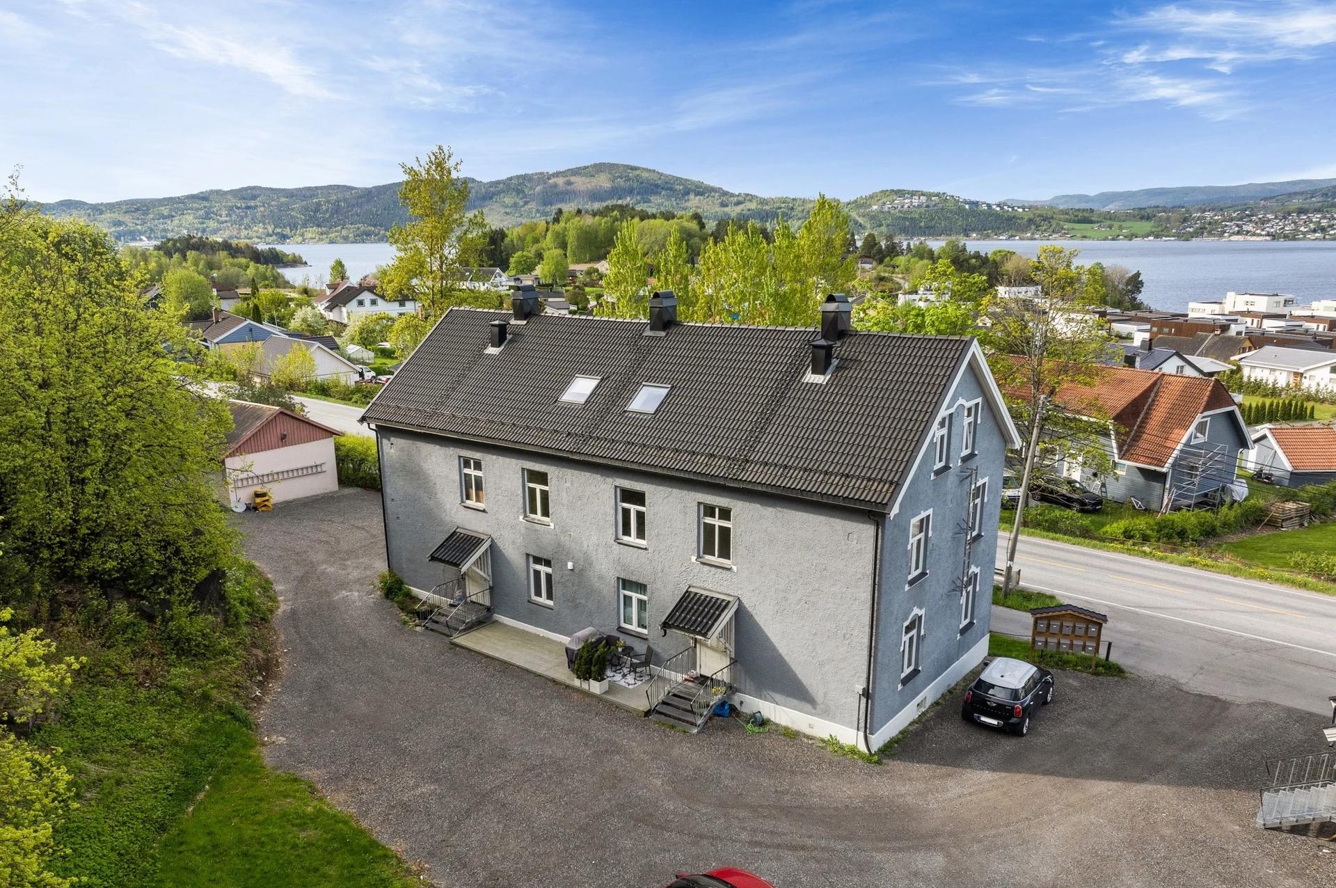 Velkommen til Røykenveien 75, presentert av Vibeke Børven i EiendomsMegler 1. Fasade (Selgers bilde). Bilde nummer 1 av 3