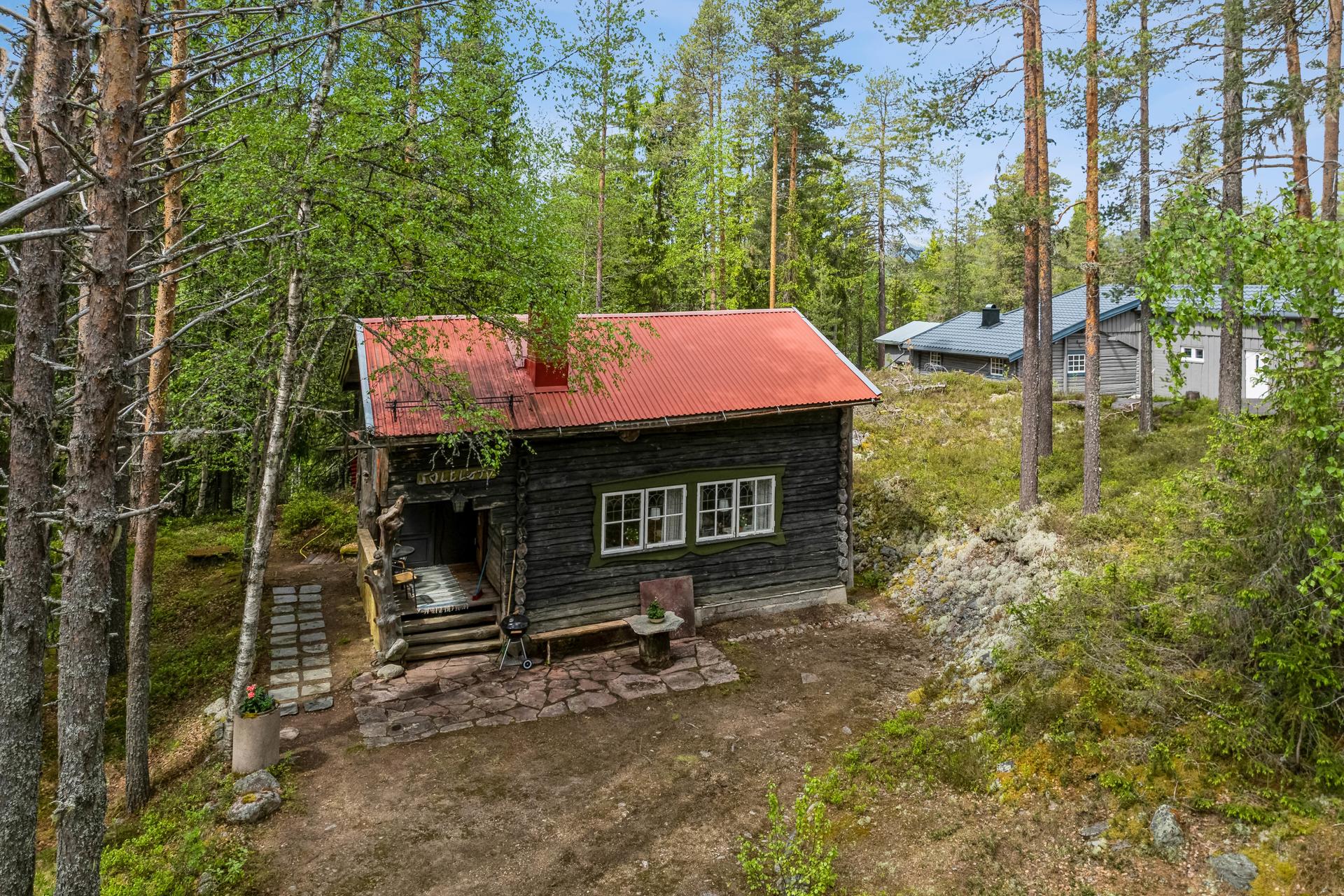 Sjarmerende fritidsbolig i tømmerkasse fra 1700-tallet, idyllisk plassert i naturskjønne omgivelser.. Bilde nummer 1 av 3