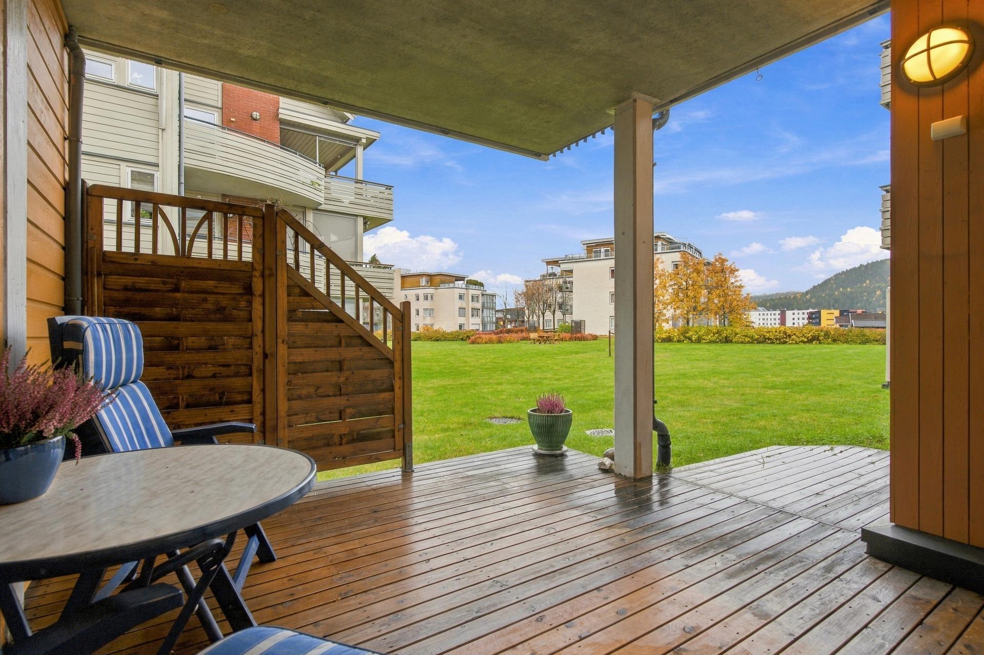 Leilighet i første etasje med overbygd terrasse og utsyn mot felles grøntareal.. Bilde nummer 2 av 3