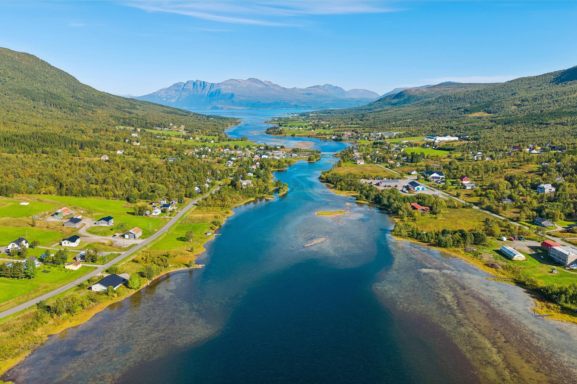 Flott beliggenhet ved Rossfjordvatnet med utsikt mot vannet og nærliggende fjell.. Bilde nummer 3 av 3
