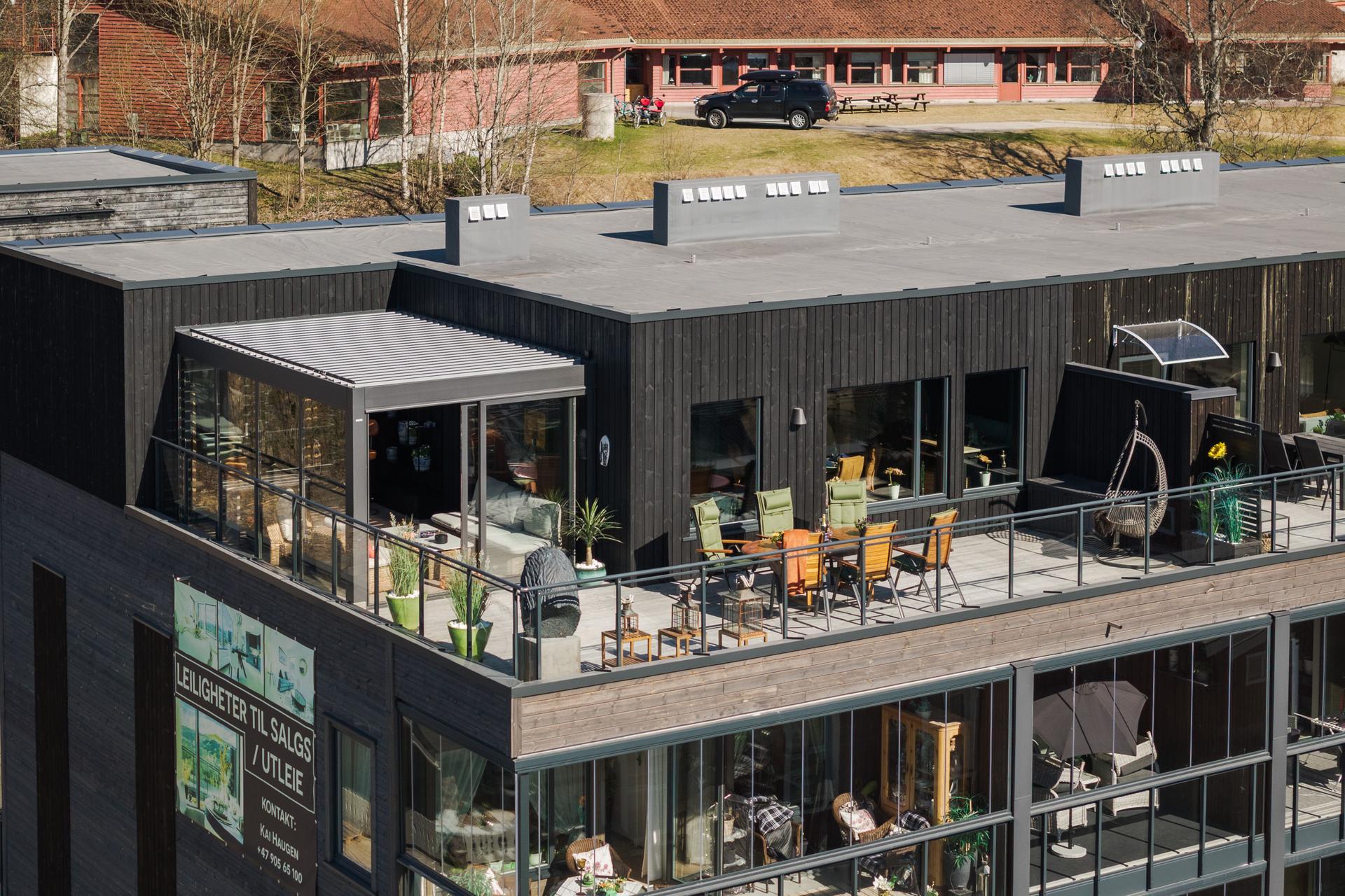 Dette er en endeleilighet på toppen av bygget med stor takterrasse.. Bilde nummer 2 av 3