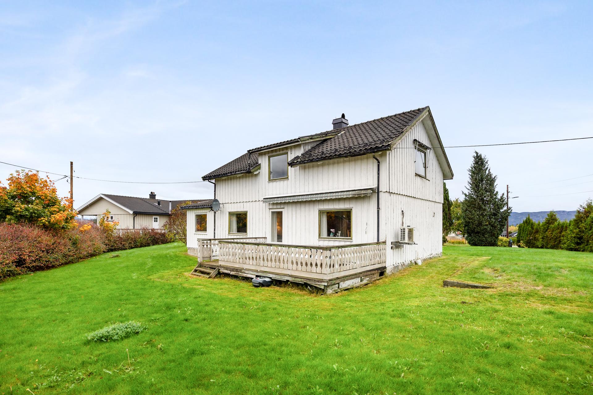 Eiendommen ligger i et veletablert boligområde på Berget, i landlige omgivelser like utenfor Ulefoss sentrum.. Bilde nummer 2 av 3