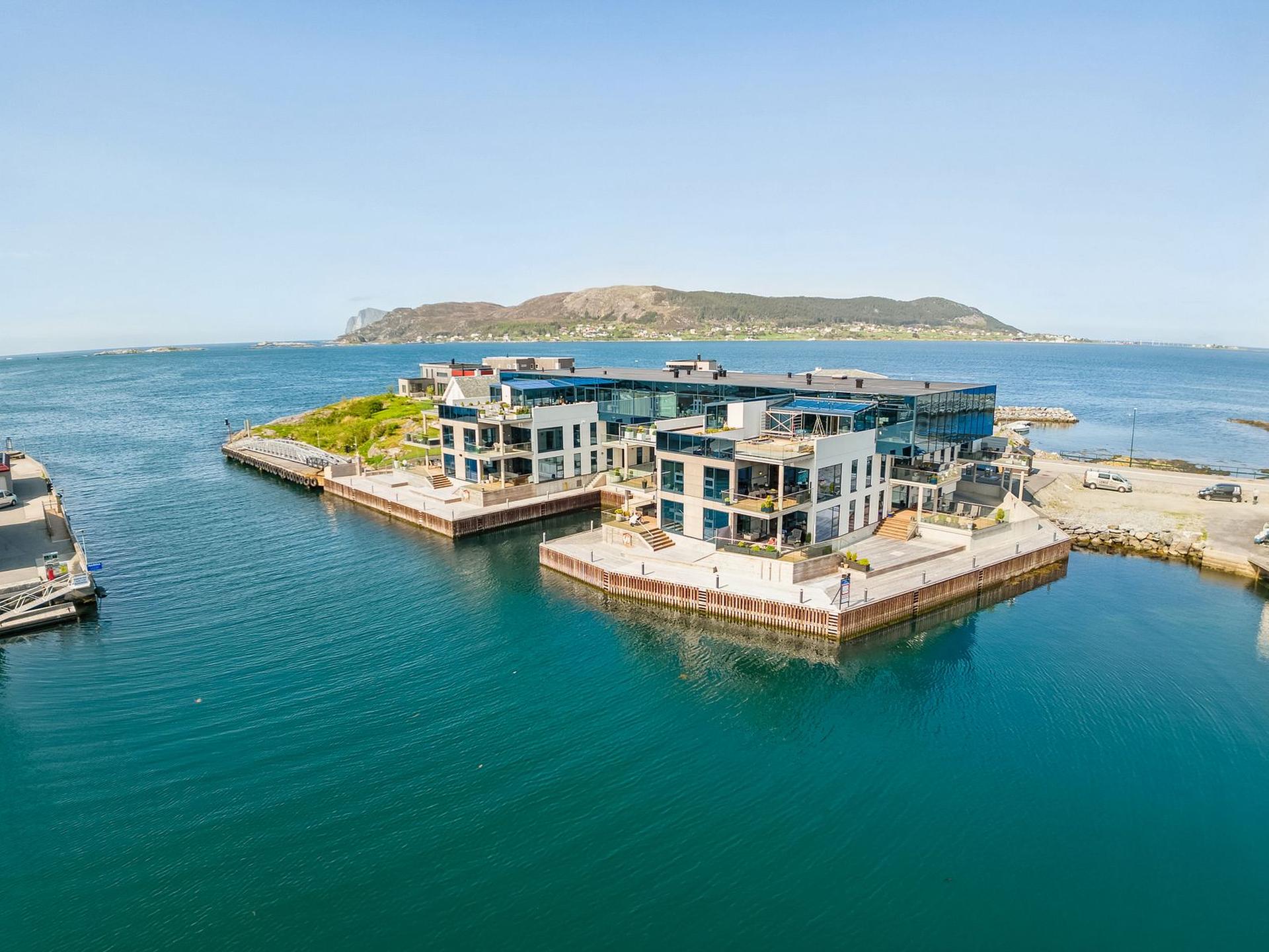 En flott leilighet beliggende i en høy 1. etasje i et moderne boligbygg fra 2019. Det er gangbru fra leiligheten og over til Fosnavåg sentrum.. Bilde nummer 3 av 3