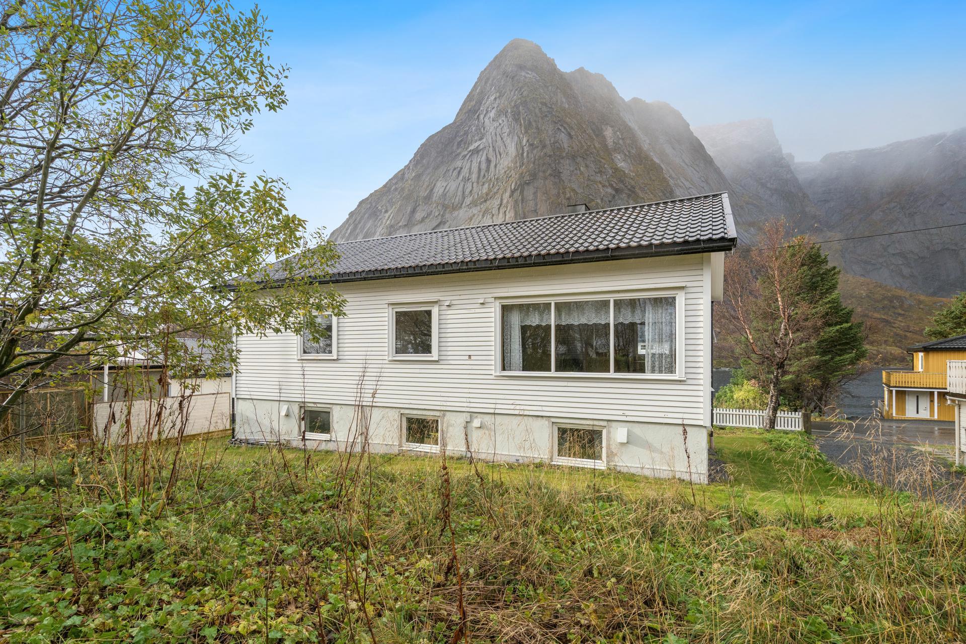 Fra eiendommen er det kort vei ned til matbutikk, sjøen og flotte turmuligheter. . Bilde nummer 3 av 3