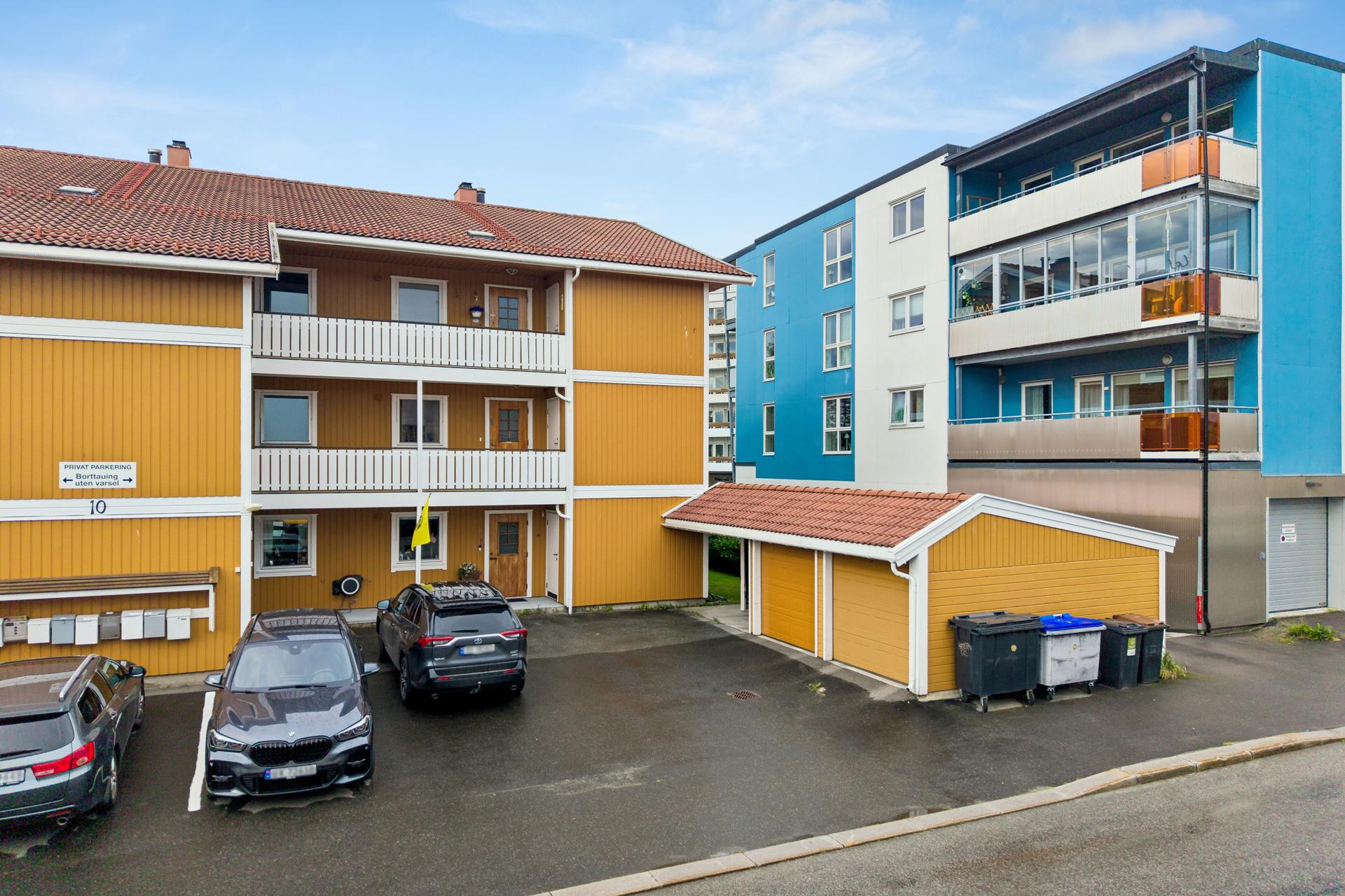Garasjen ligger i midten til høyre i bildet.. Bilde nummer 2 av 3