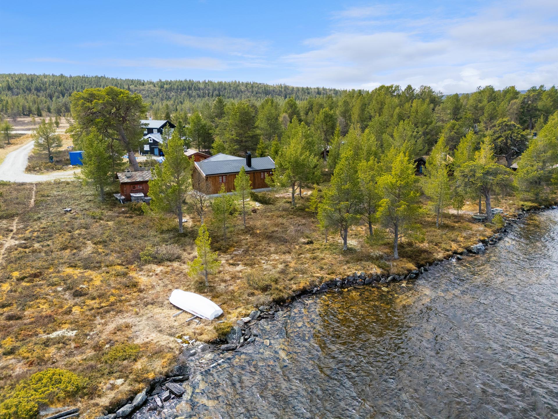 Eiendommen består av hytte, anneks, badstuehus og uthus.. Bilde nummer 3 av 3