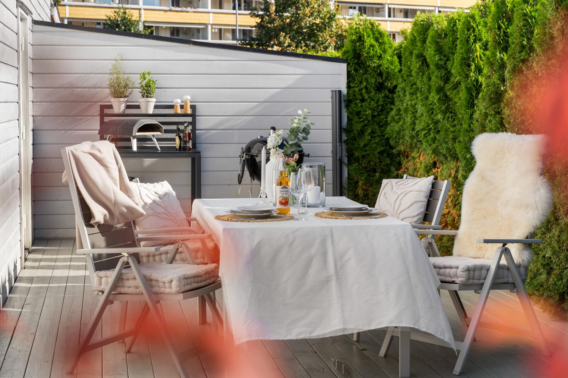 Her er det rikelig med plass til å samle venner og familie for hyggelige lag.. Bilde nummer 3 av 3