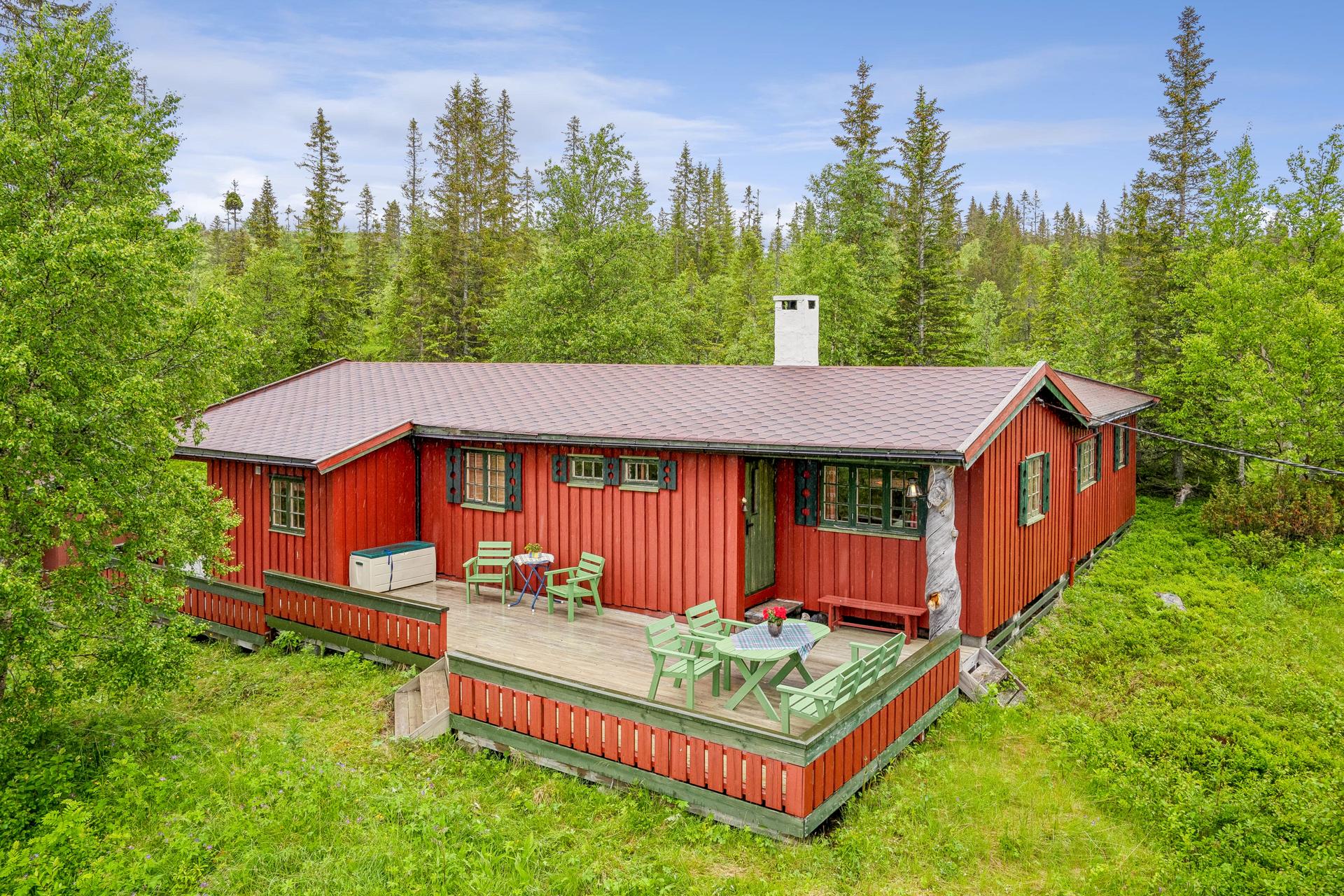 Fritidsboligen ligger i rolige og skjermede omgivelser, med gode muligheter for turer i naturen.. Bilde nummer 2 av 3