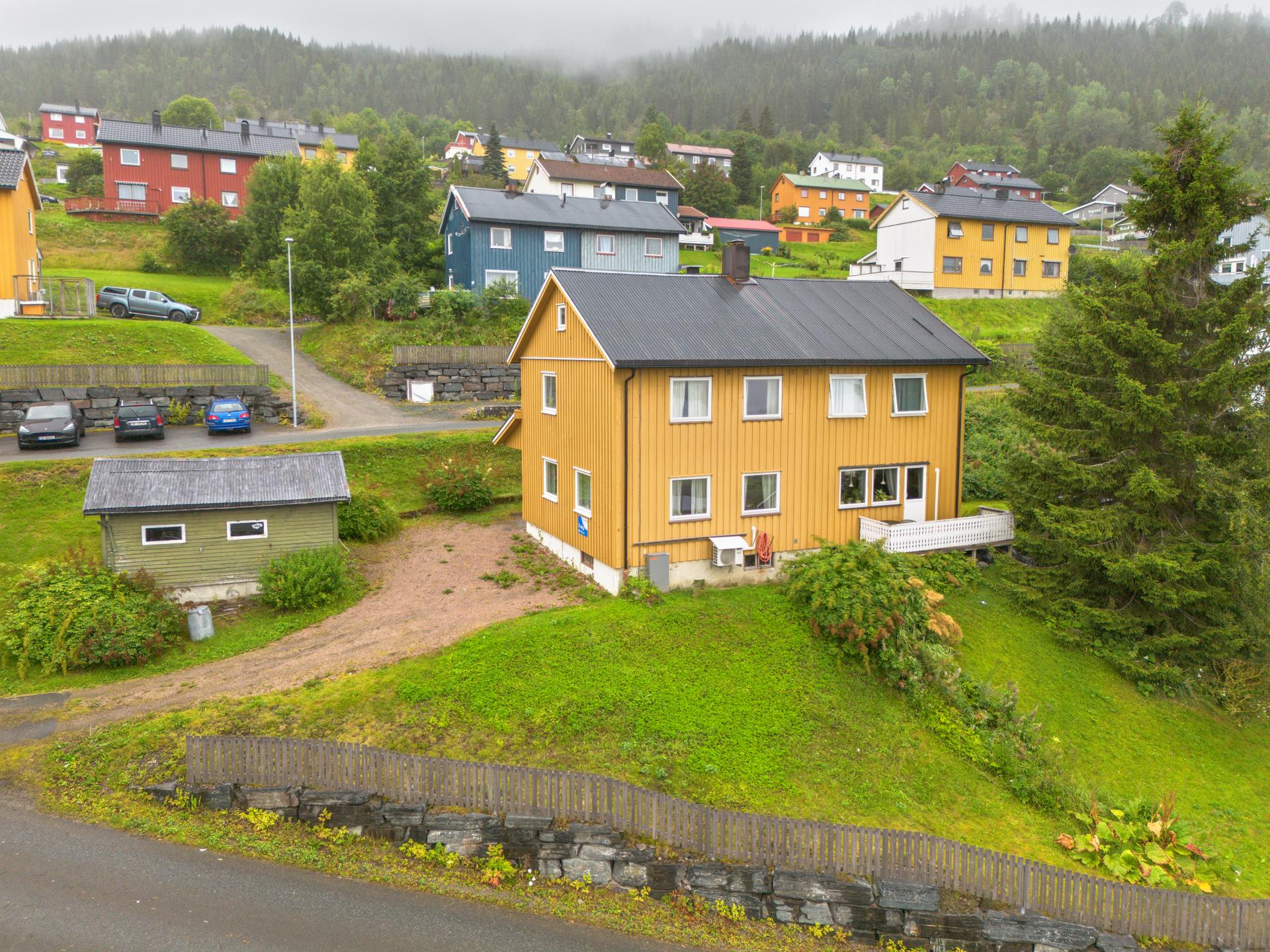 Halvpart tomannsbolig med sentral beliggenhet i Malm. Eiendommen ligger fint til med utsikt over grendesenteret og fjorden mot Bartneslandet!. Bilde nummer 2 av 3