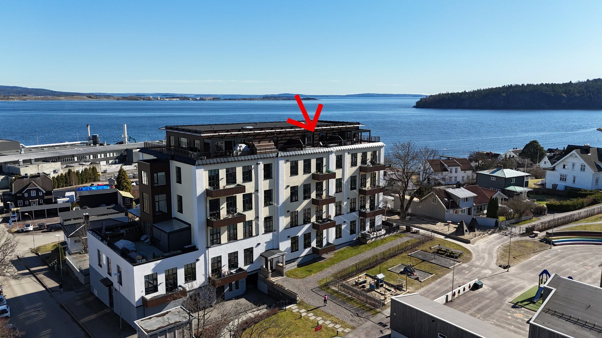 Toppleilighet med bra solforhold og fin utsikt . Bilde nummer 2 av 3