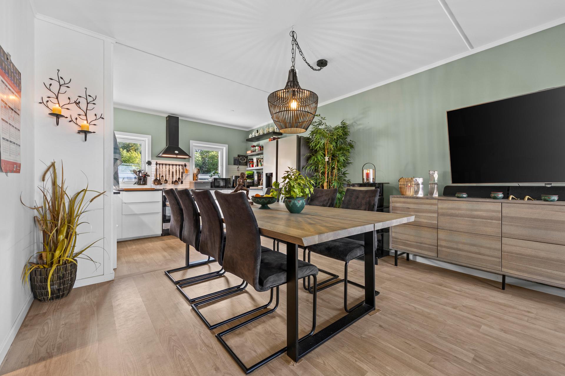 Leiligheten ligger i et veletablert og barnevennlig boligområde på Åsenhagen på Skedsmokorset. . Bilde nummer 2 av 3