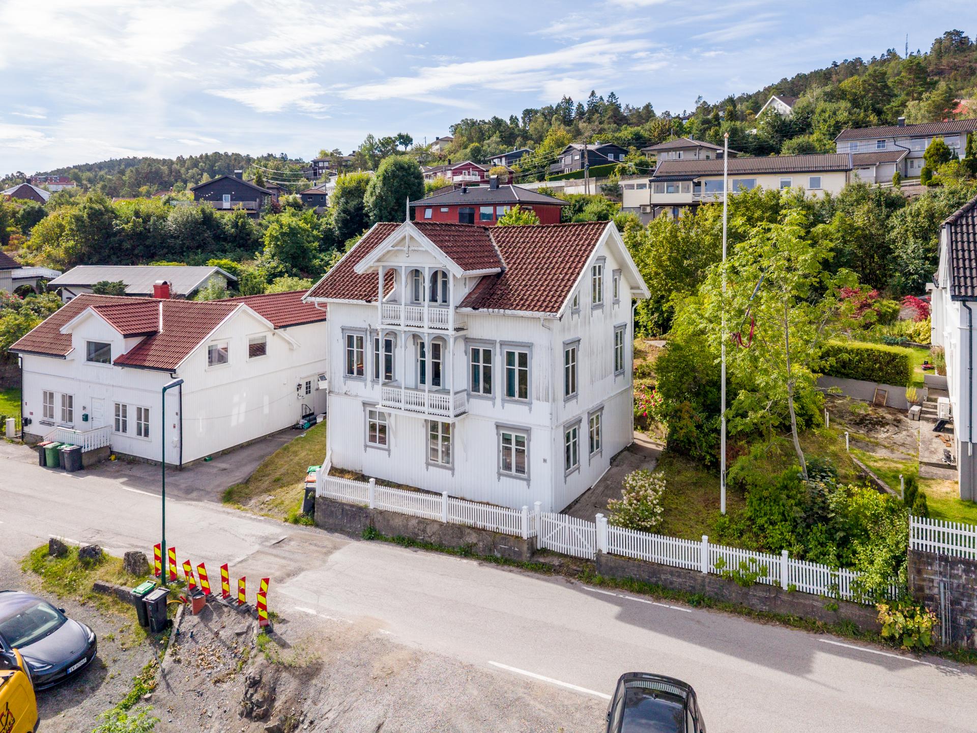 Eldre enebolig med stort potensial og utsikt mot sjøen | Eiet tomt i et etablert boligområde | Modernisering må påregnes. Bilde nummer 2 av 3