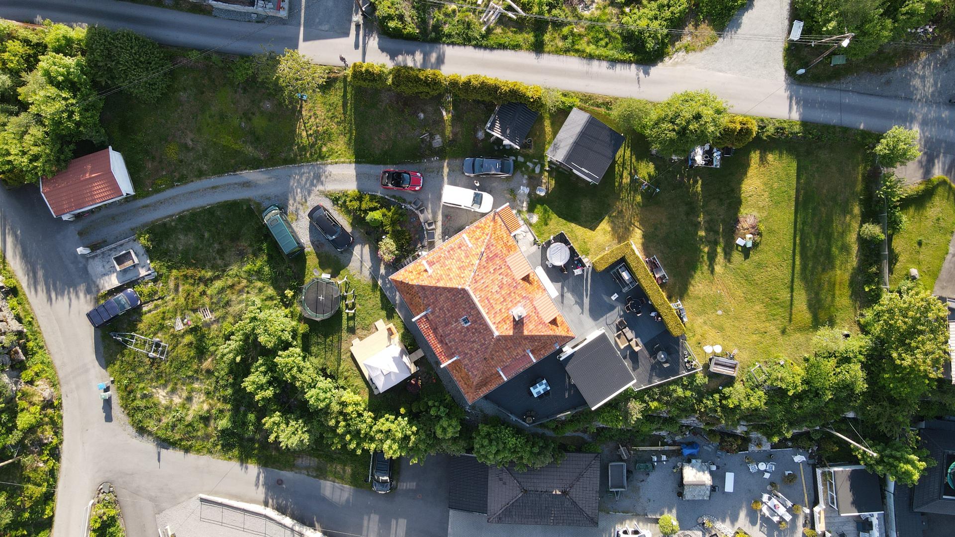 Eiendommen leveres med komplette, arkitekttegnede planer for både bolig og garasje, skreddersydd for tomten.. Bilde nummer 3 av 3