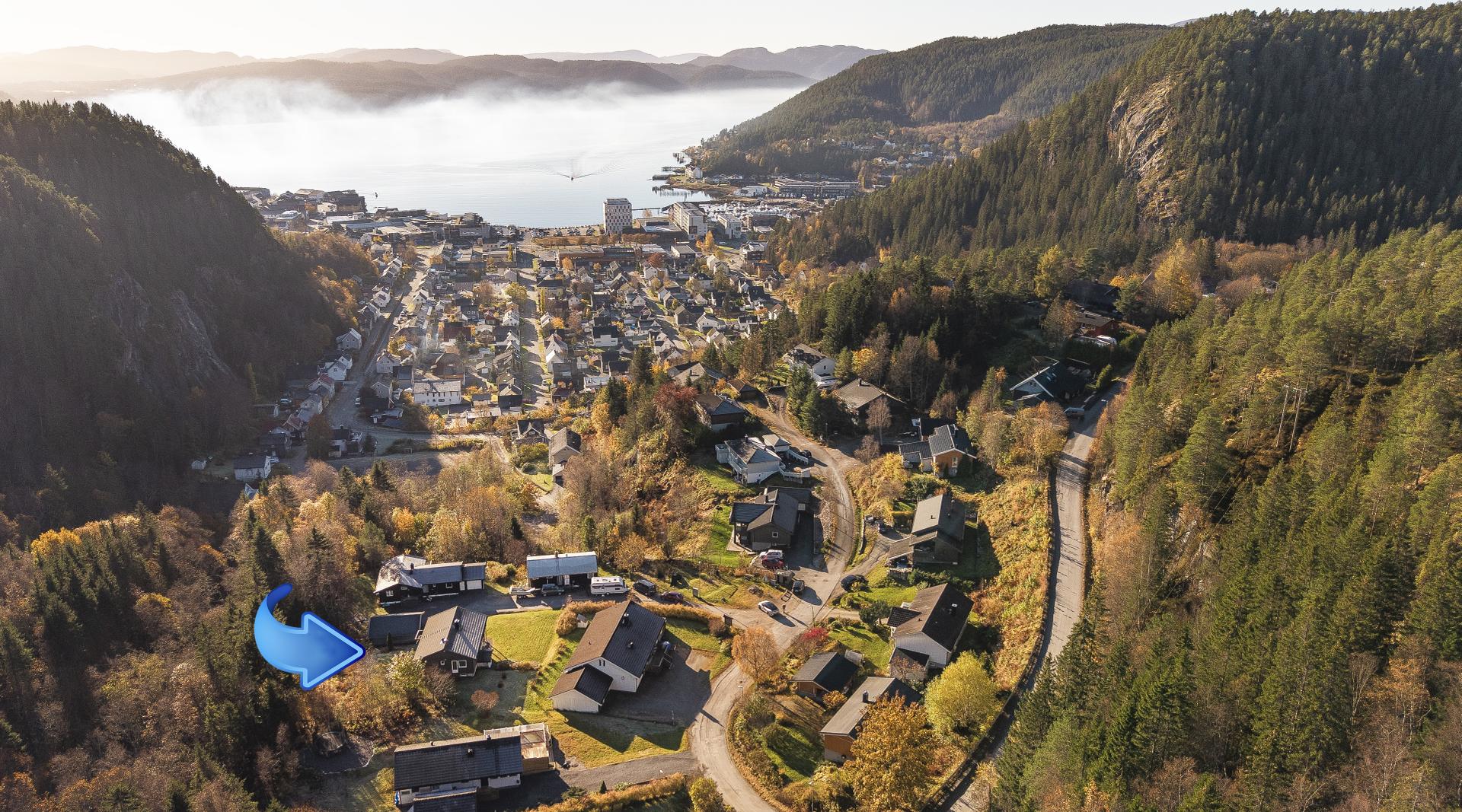 Eiendommen ligger høyt og fritt i Larsheimen med flott utsikt mot Namsos sentrum og fjorden . Bilde nummer 2 av 3