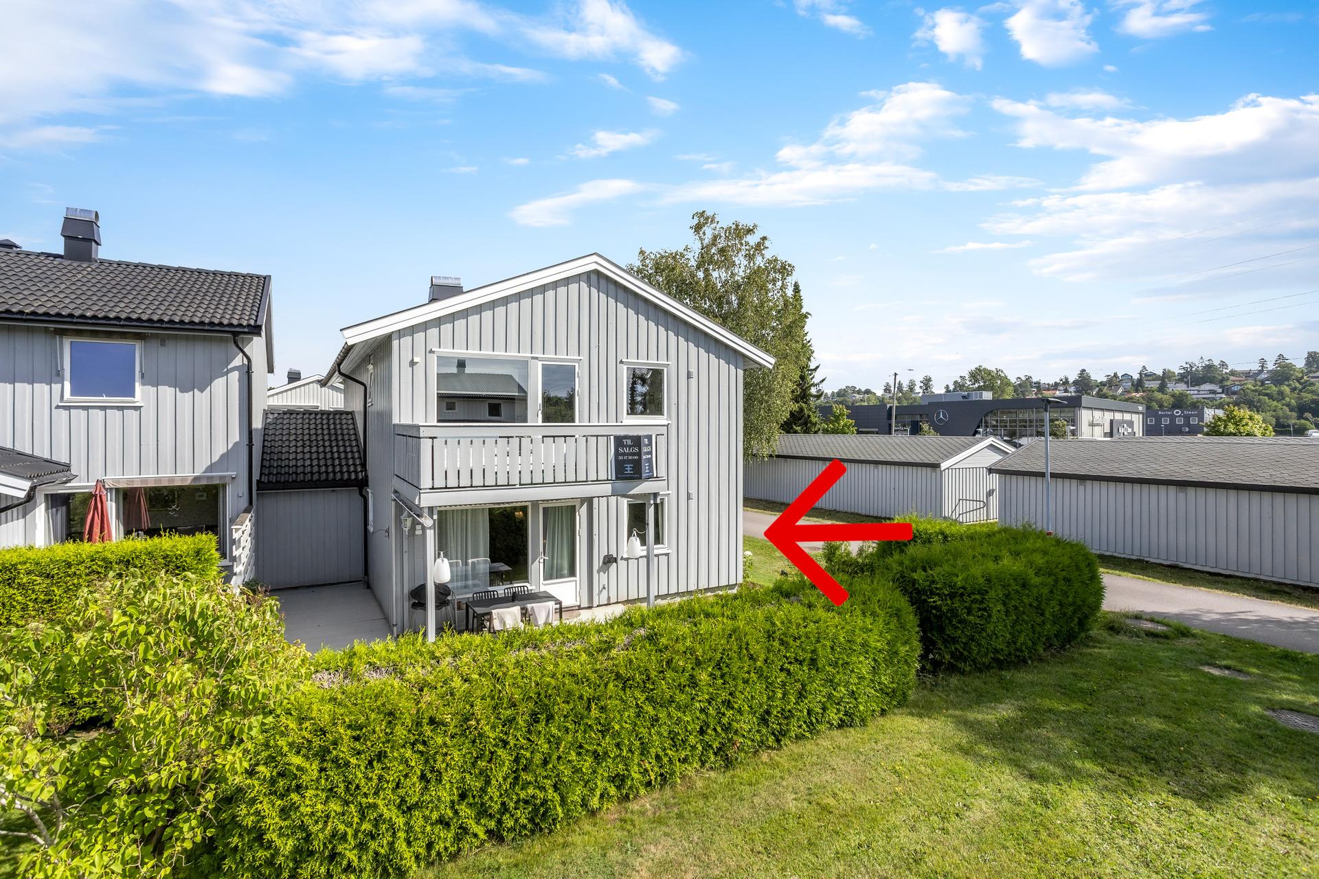 Leiligheten ligger i 1.etasje og har et flott uteområde med hage og romslig terrasse.. Bilde nummer 3 av 3