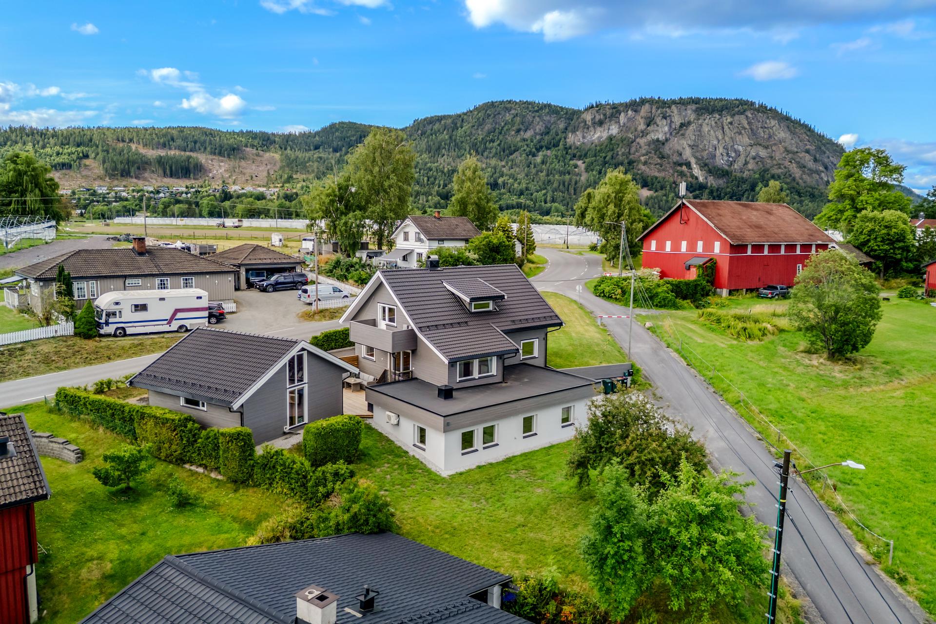 Velkommen til Syllinghaugen 16 - en hel tomannsbolig med ekstra leilighet og nyere dobbelgarasje. Bilde nummer 1 av 3