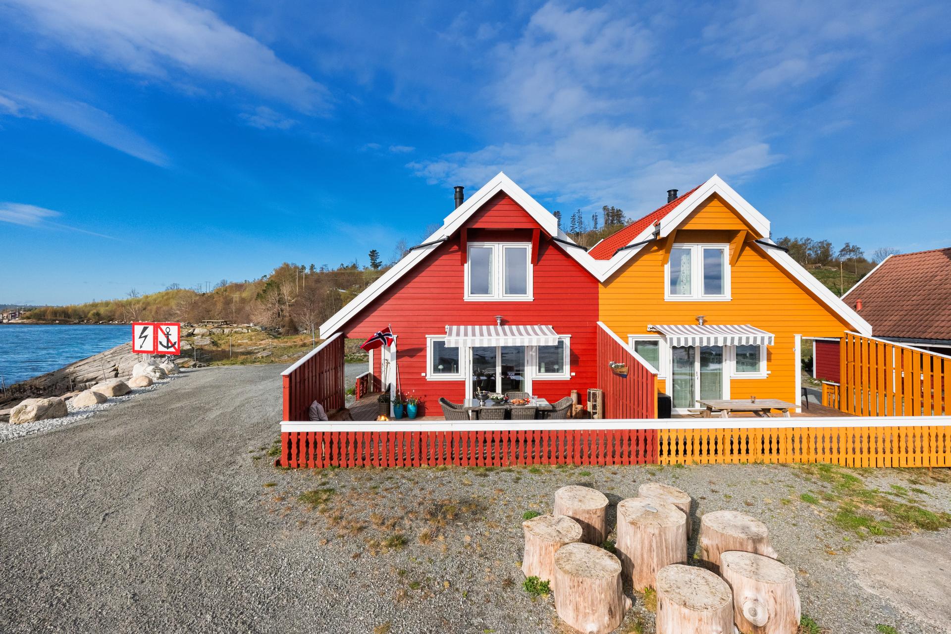 Hytten ligger fint til, ytterst på feltet. Utsikt og gode solforhold.. Bilde nummer 2 av 3