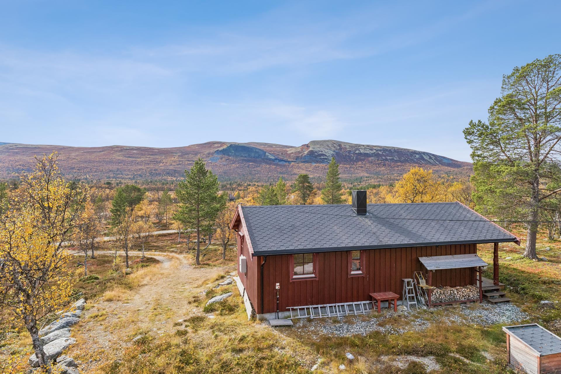Eiendommen ligger åpent og fint til. . Bilde nummer 2 av 3
