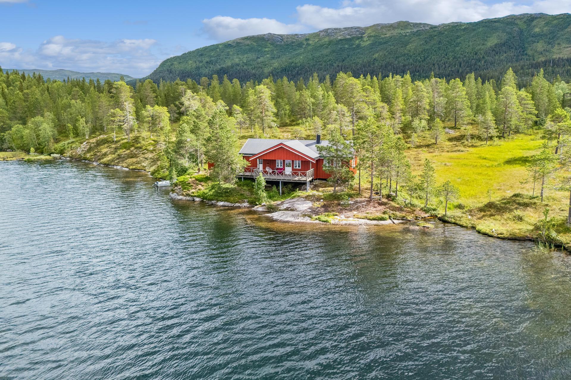 Fritidsbolig med en usjenert og idyllisk beliggenhet helt nede ved vannkanten.. Bilde nummer 2 av 3