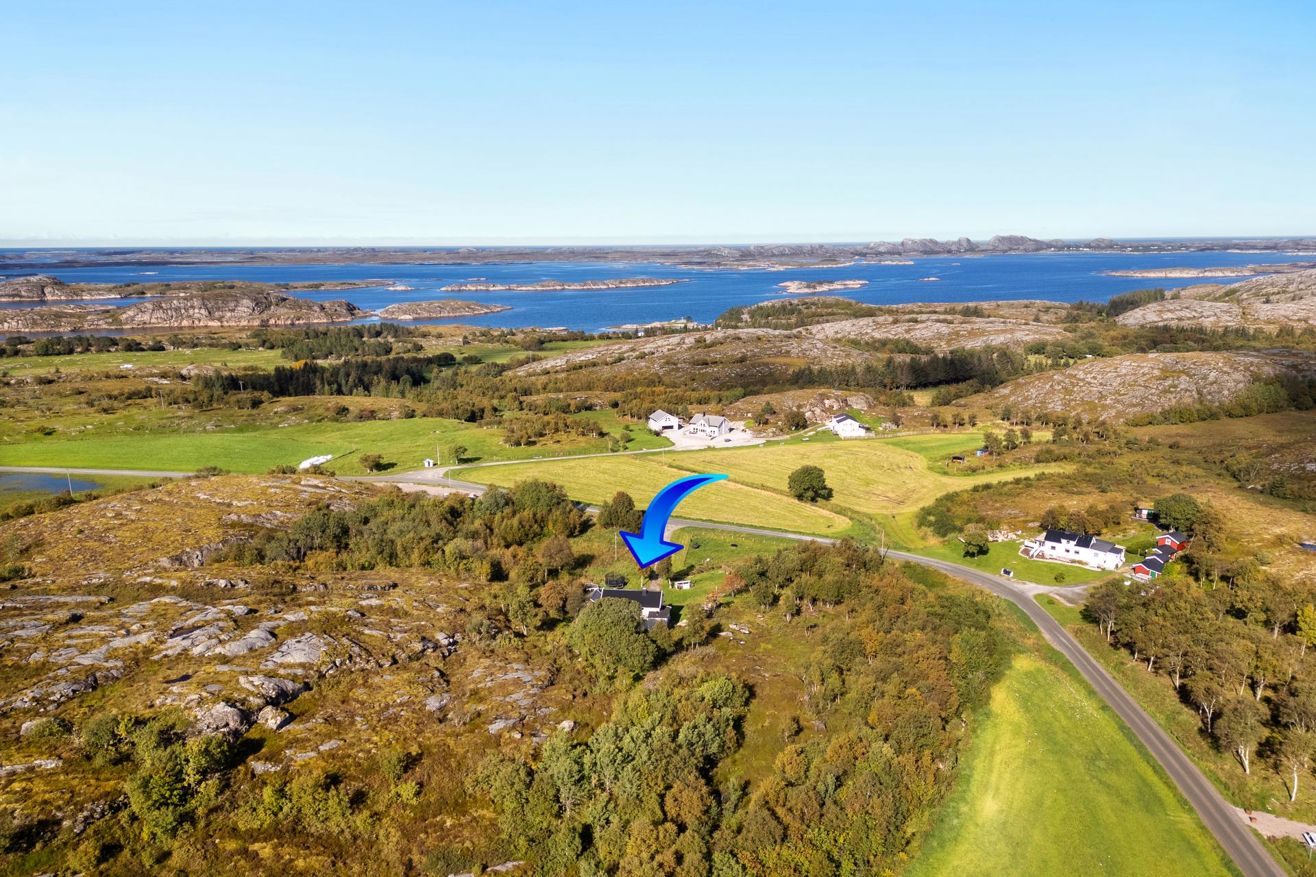 Boligen ligger fint til i svært fine og naturskjønne omgivelser. Her har man umiddelbar nærhet til fjell og fjord. . Bilde nummer 2 av 3