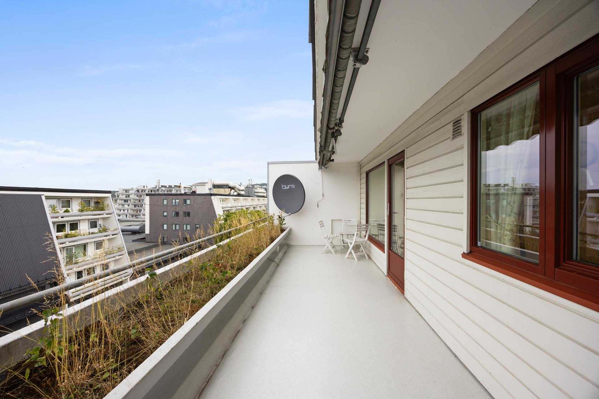 Leilighet over to plan med en stor, vestvendt balkong på ca. 14 m².. Bilde nummer 2 av 3