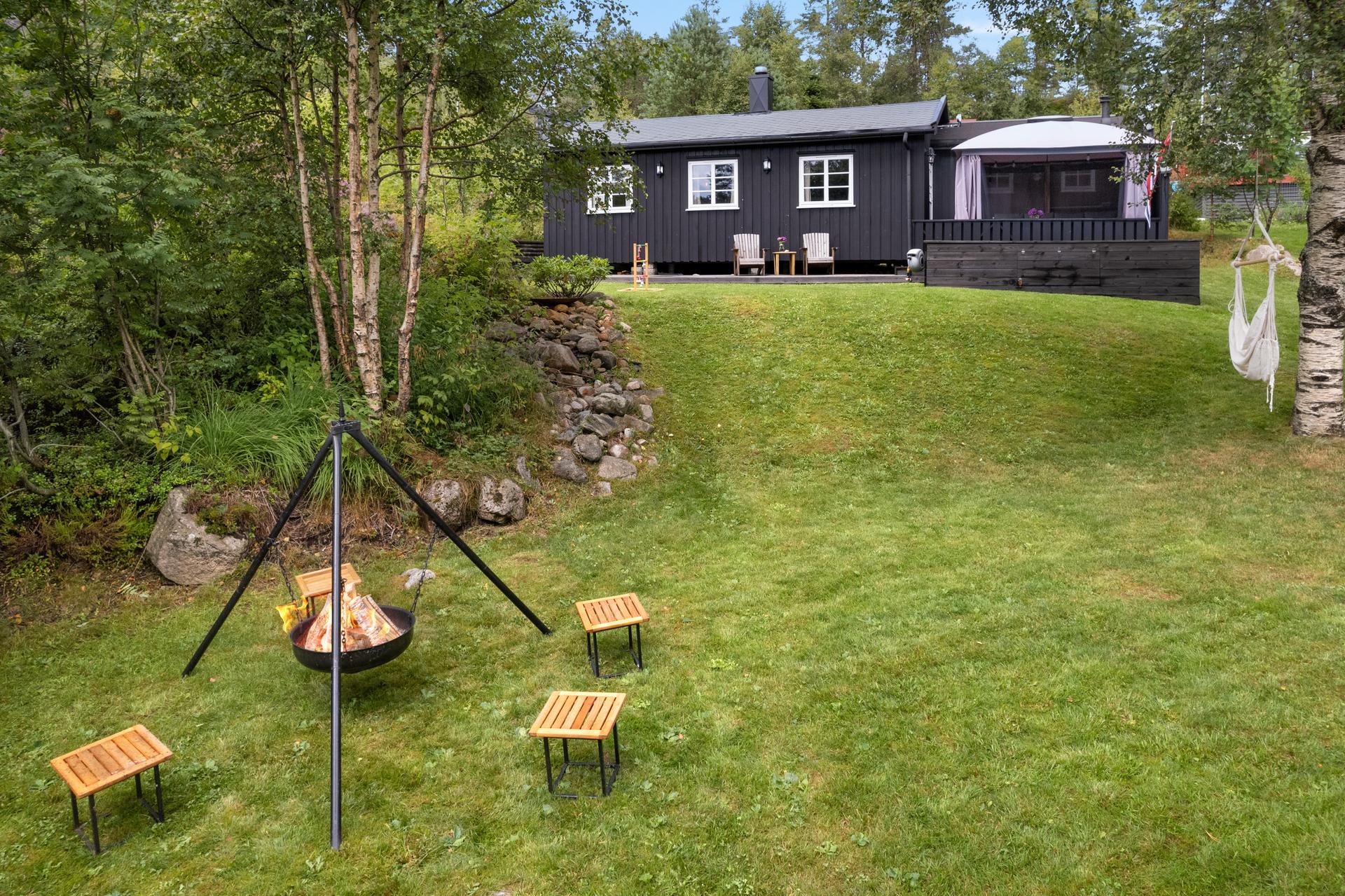 Fritidseiendom på Krågeland med stor hage, og en romslig terrasse med et innerammet, frittstående basseng.. Bilde nummer 2 av 3