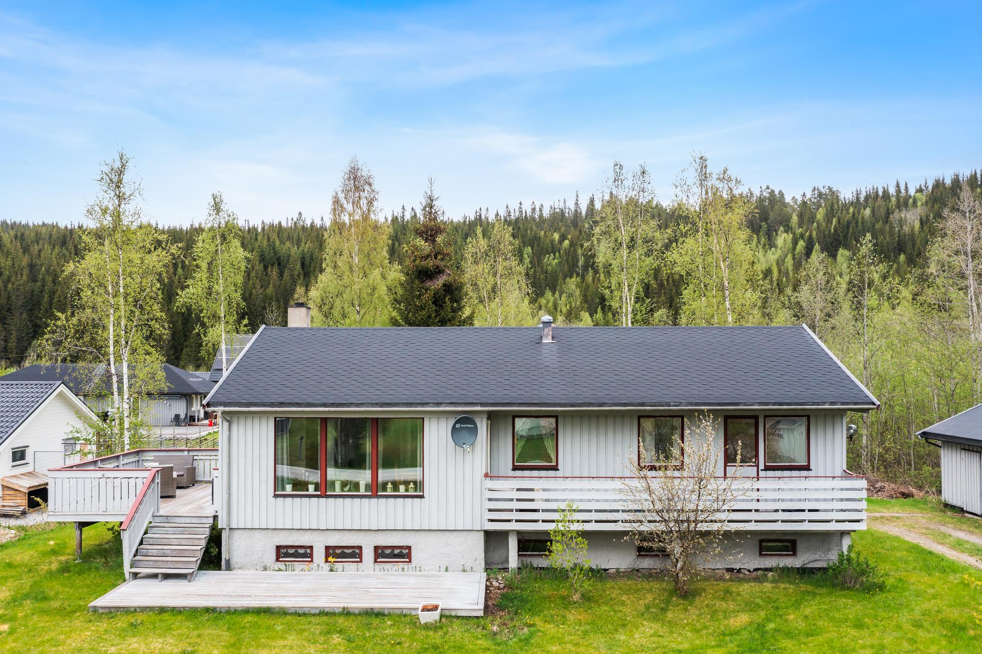 Boligen ligger fint til på Singsås.. Bilde nummer 2 av 3