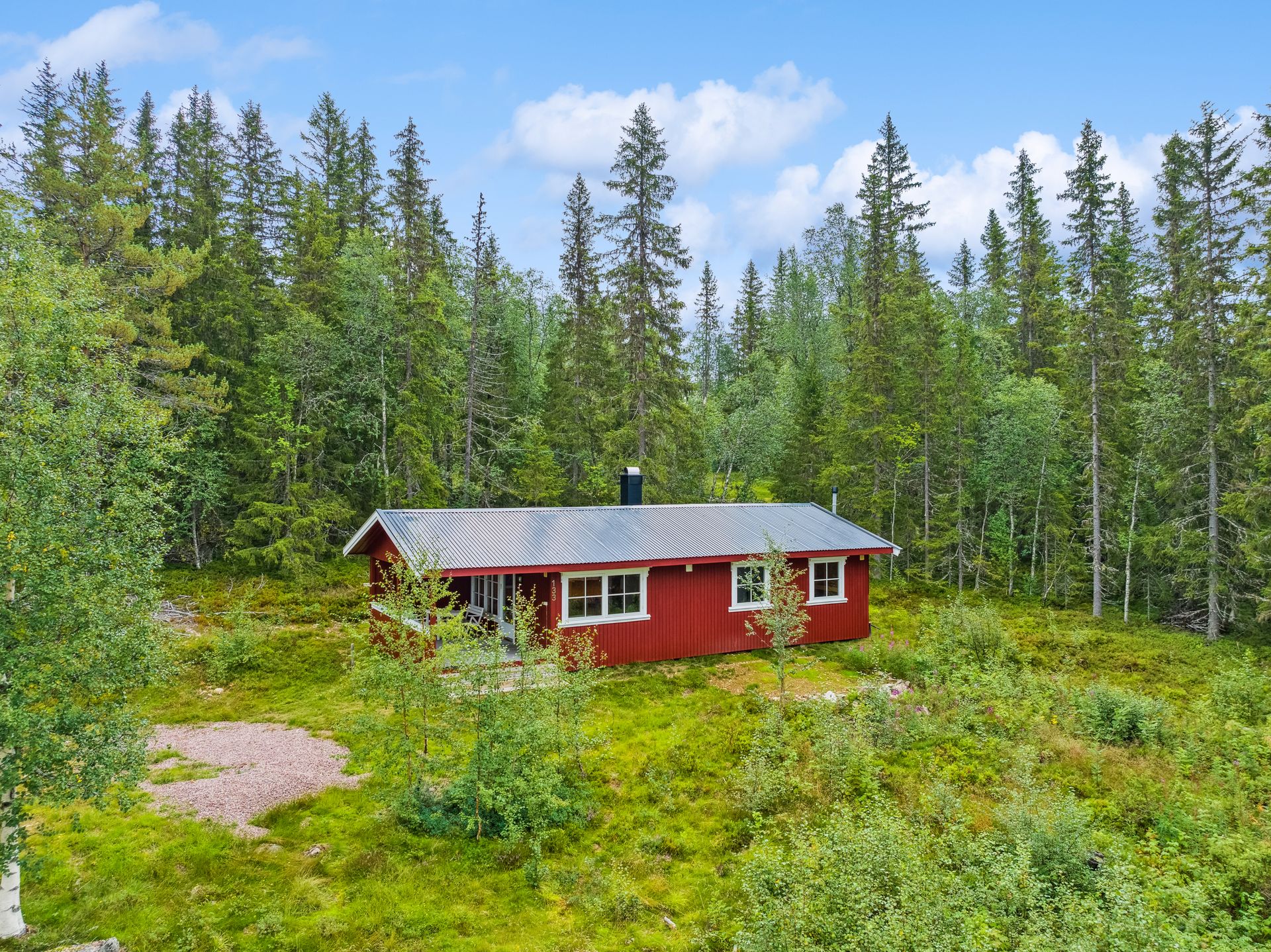 Hytta ligger midt i flott natur. Her kan man sette på seg skoene og vandre milevis i fred og ro. Bilde nummer 1 av 3