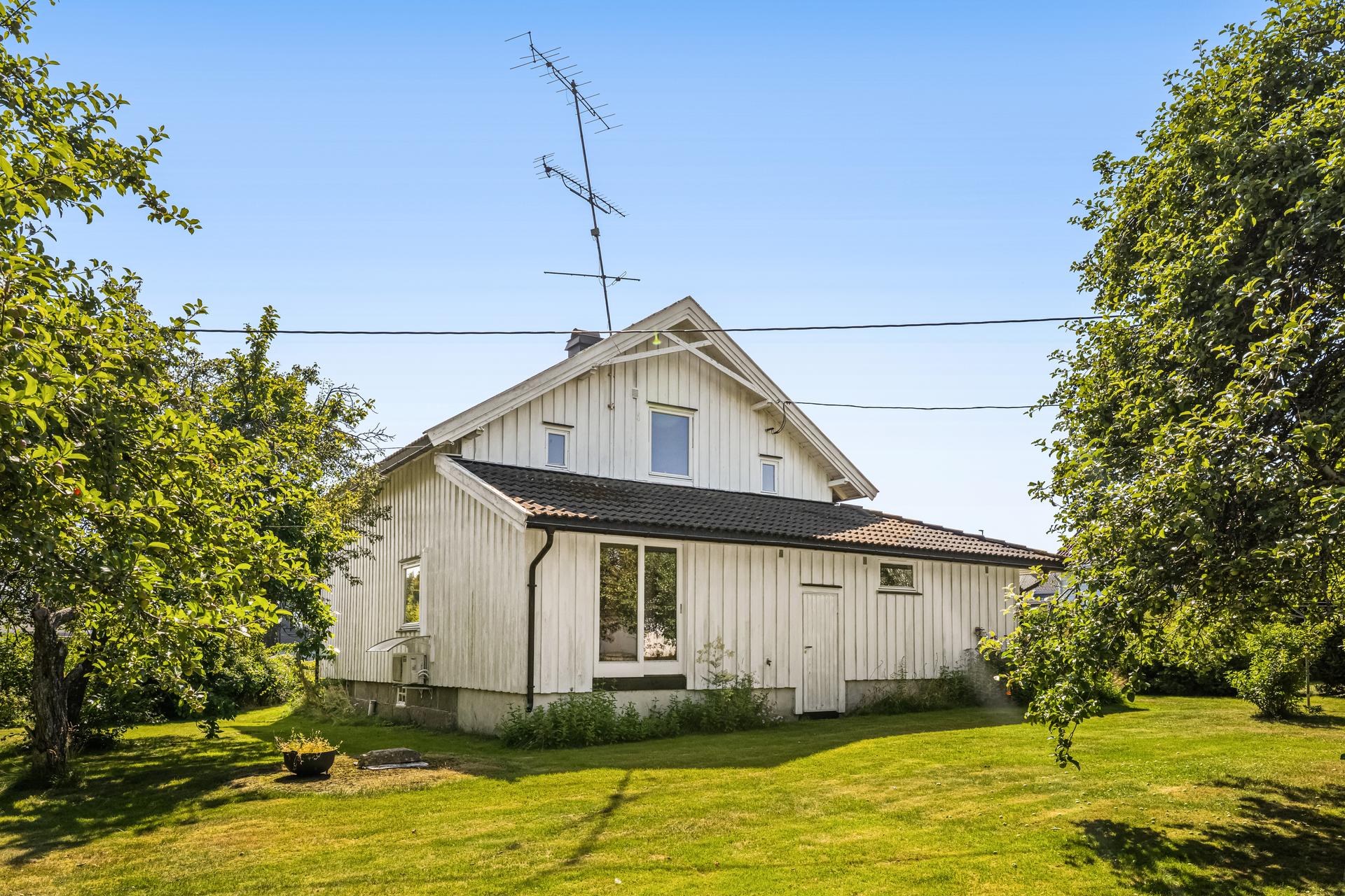 Enebolig med betydelig potensial på en stor eiertomt på over ett mål.. Bilde nummer 1 av 3