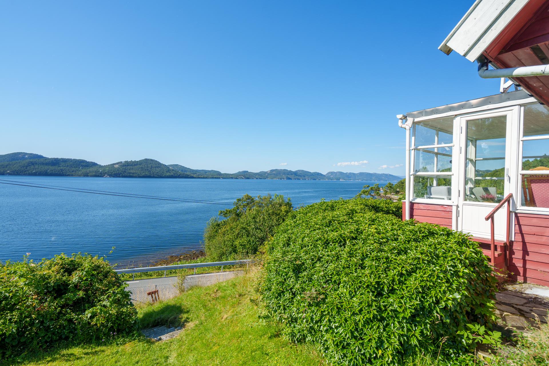 Fritidseiendom ved sjøen med hytte, naust og egen brygge.. Bilde nummer 2 av 3