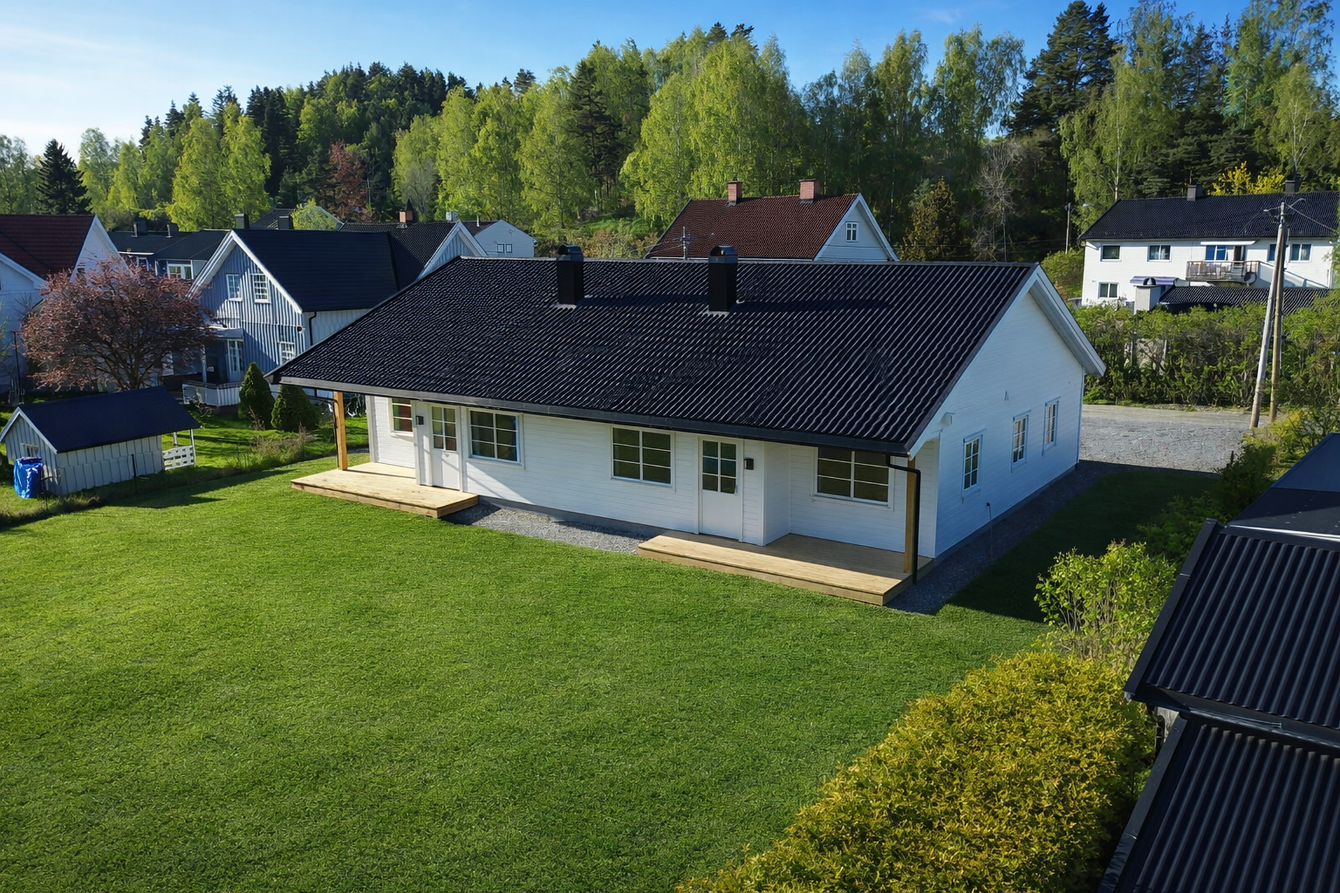 Gresset på bildet er AI-generert. Plenen er tilsådd, men foreløpig ikke grønn.. Bilde nummer 2 av 3