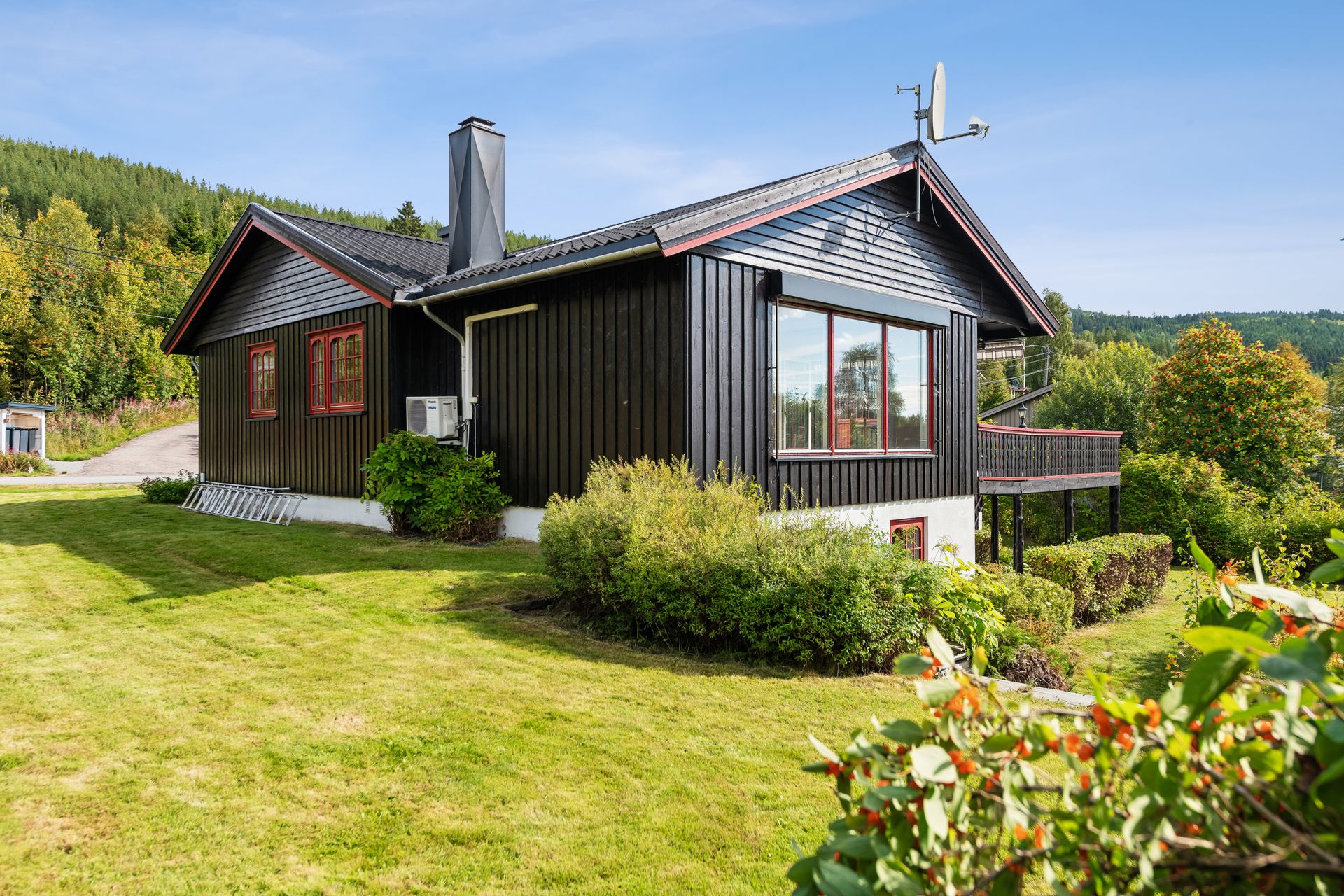 Boligen er tekket med taksteinsprofilerte stålplater og ligger i naturskjønne omgivelser.. Bilde nummer 3 av 3