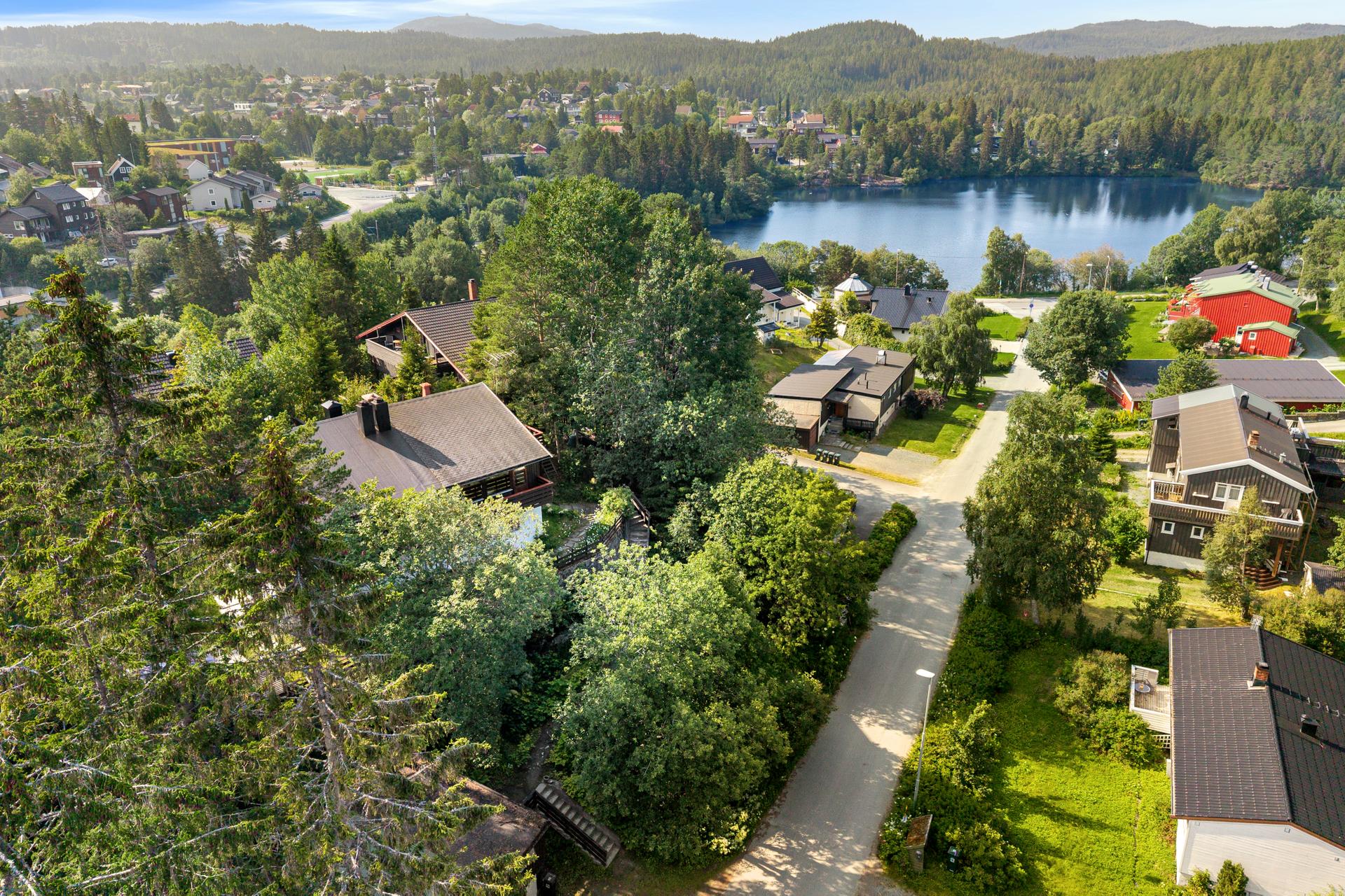 Dette er en halvpart av vertikaldelt tomannsbolig over to plan, med naturskjønn beliggenhet like ved Kyvannet på Byåsen.. Bilde nummer 2 av 3