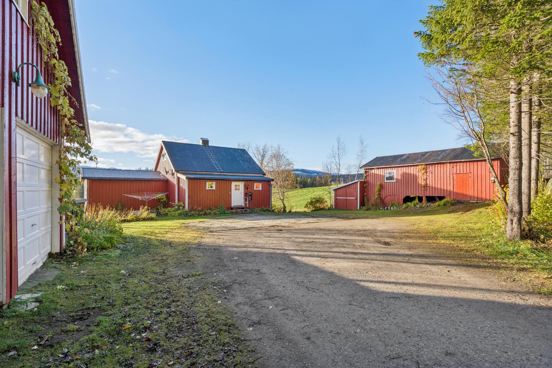 Eiendommen ligger langs Villmarksveien med åpent utsyn mot omkringliggende skog og fjell.. Bilde nummer 3 av 3